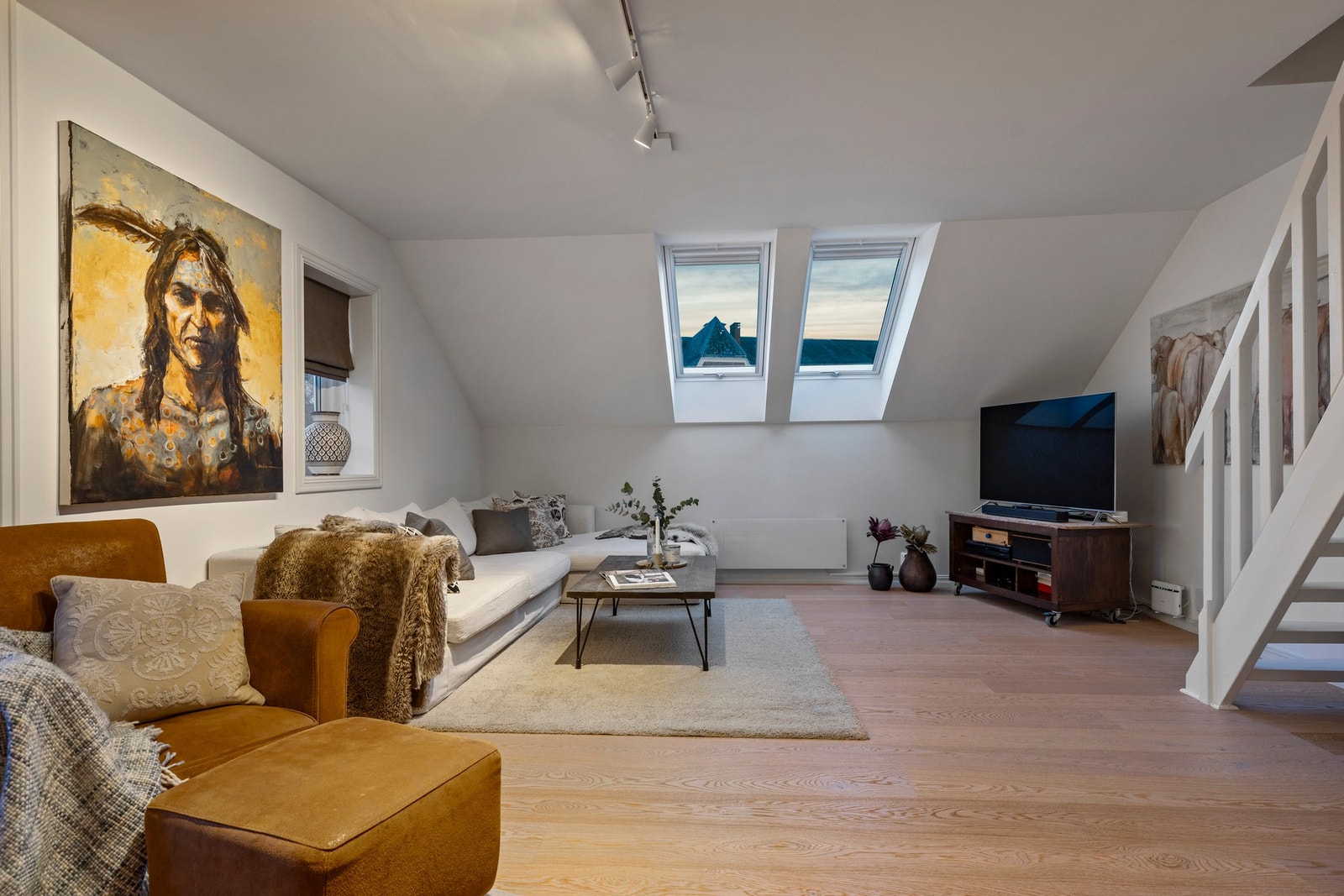 Her er gode det møbleringsmulighet med plass til sofamøblement med tilhørende stuebord, TV-løsning eller annen ønsket innredning. Galleribilde