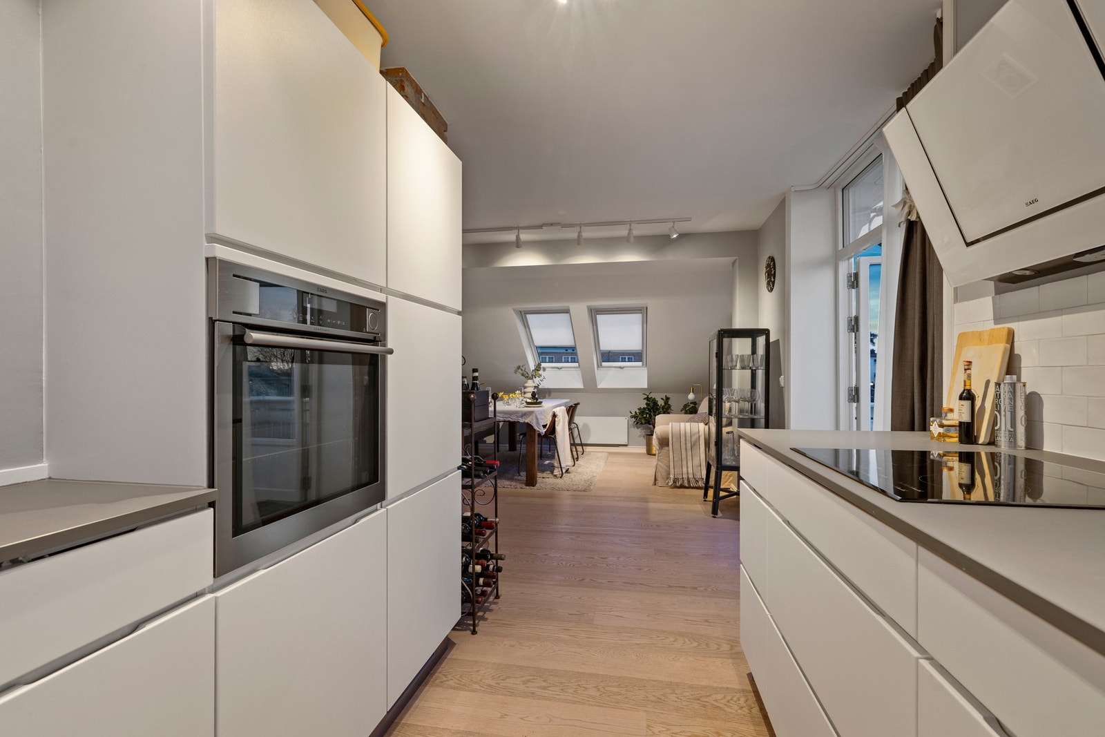 Kjøkkenet er innredet med integrerte hvitevarer som platetopp, stekeovn, oppvaskmaskin og kjøl/frys. Ventilator med utkast via yttervegg over platetopp. Galleribilde