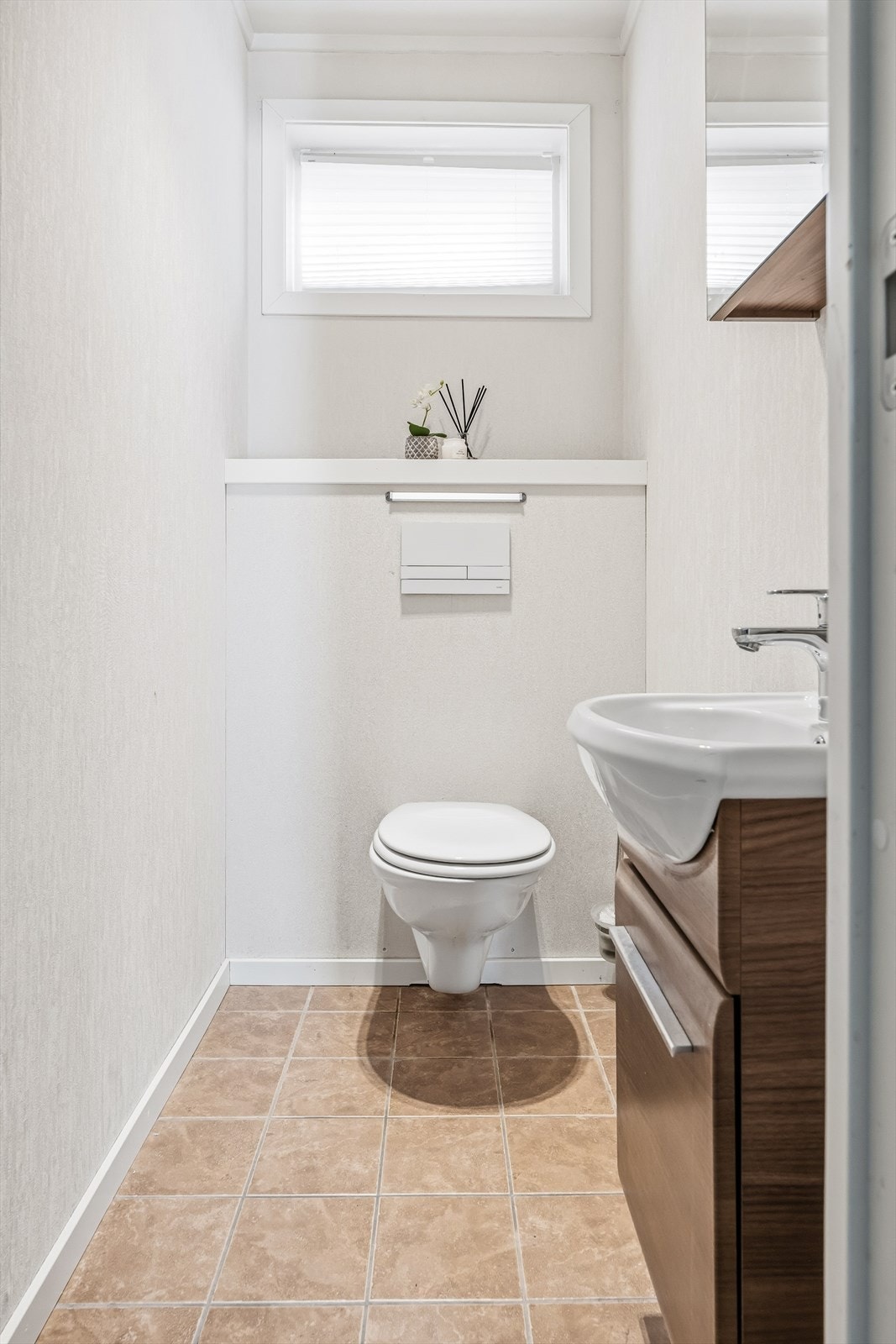 Vegghengt toalett og servant med speilskap Galleribilde