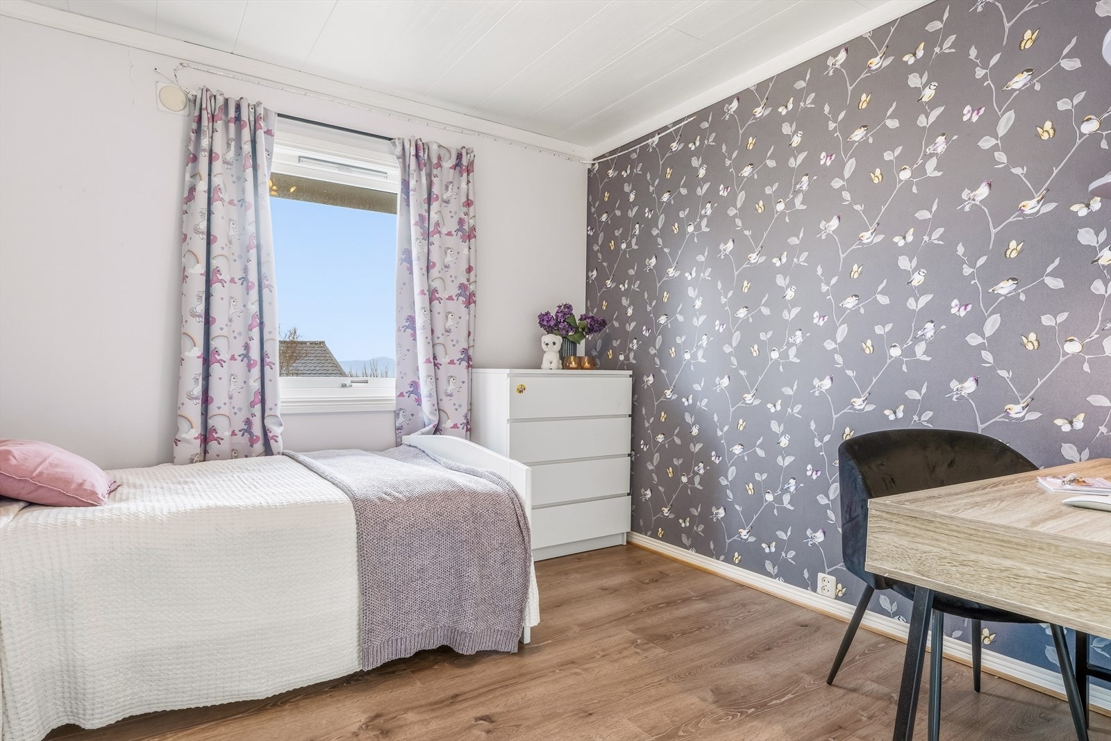 Tapet med blomstermønster gir et dekorativt preg til rommet. Galleribilde