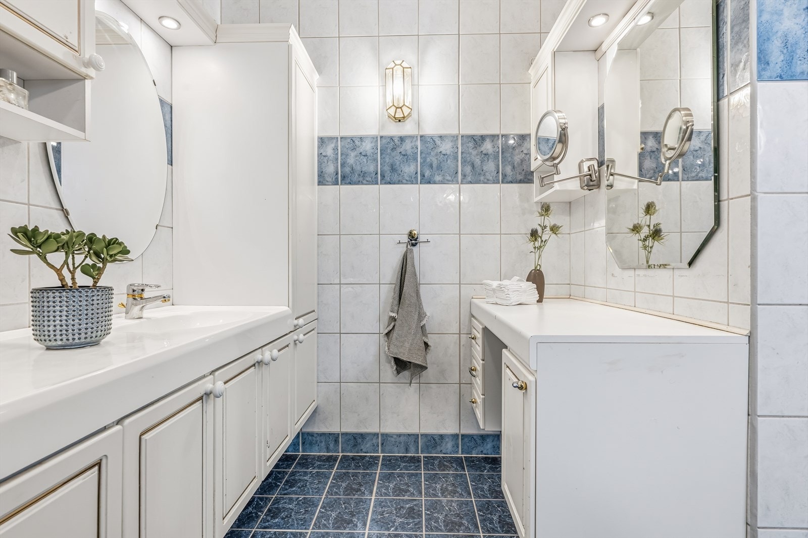 Flislagte vegger og gulv. Integrerte lys for ekstra belysning. Galleribilde