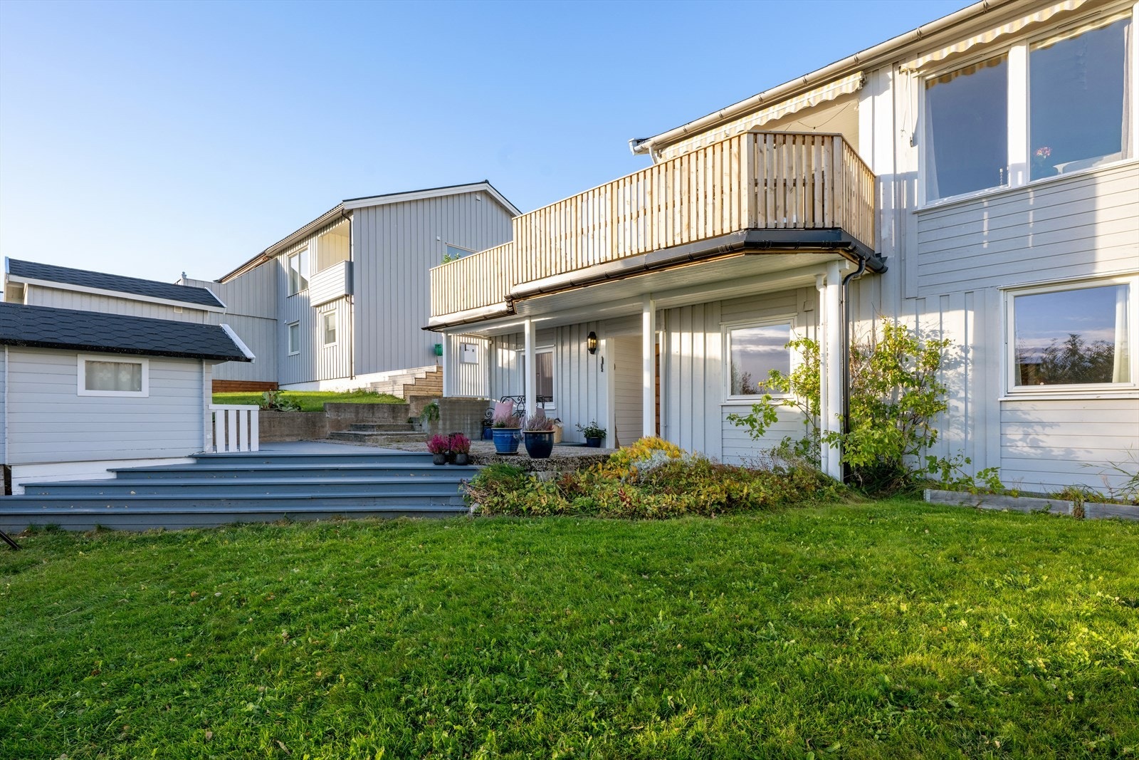 Grøntområde og terrasse gir romslig uteplass med god solforhold. Galleribilde