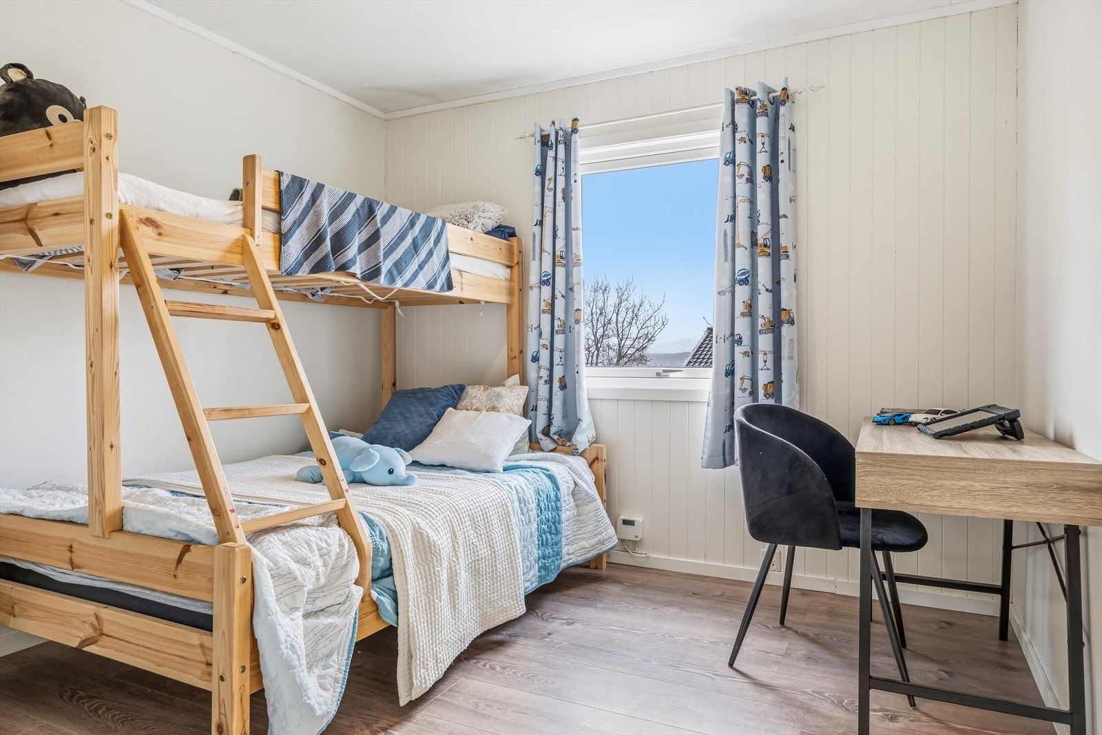 Lyst rom med plass til køyeseng og skrivebord. God plass for lek og moro for den aller minste. Galleribilde