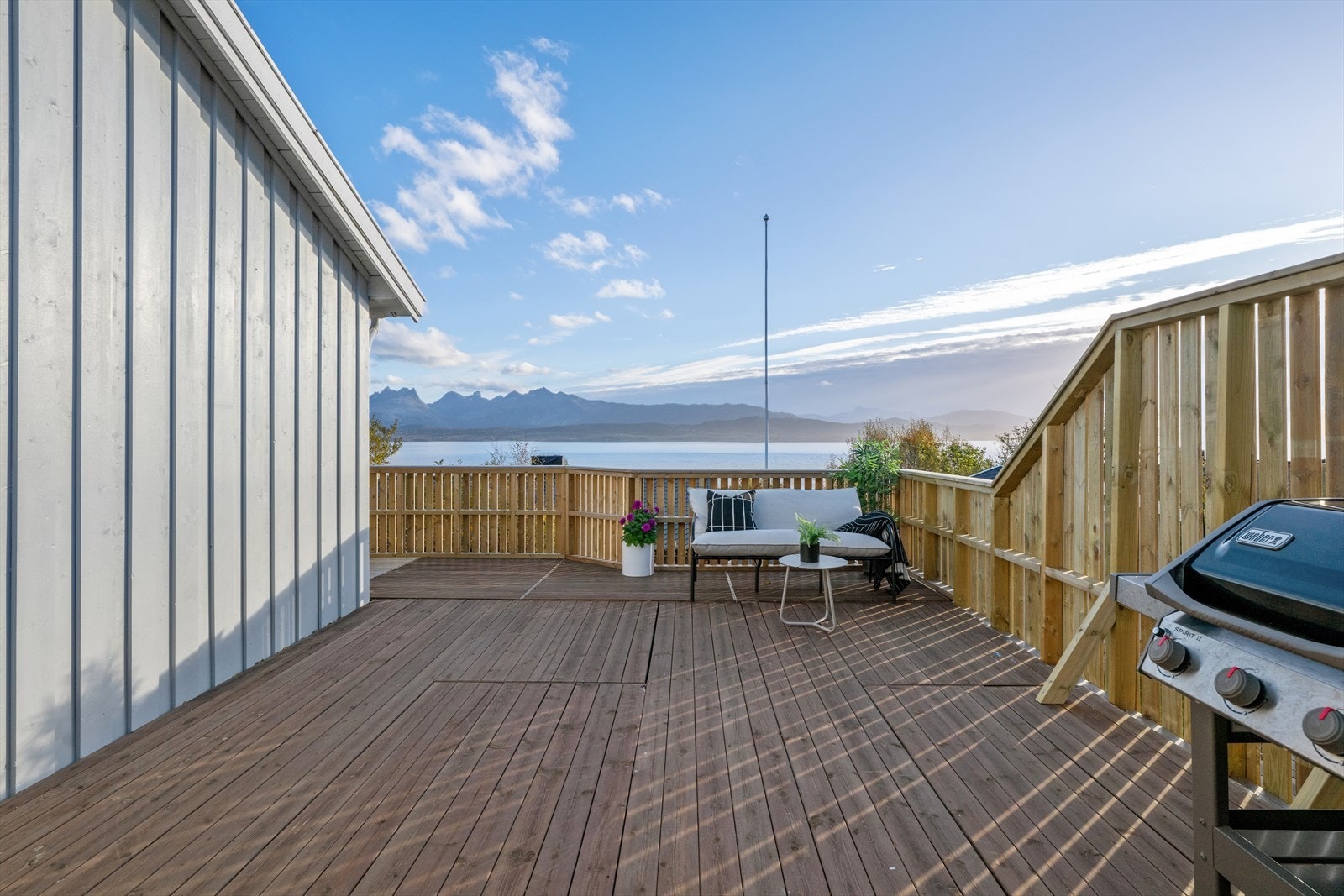 Fra stuen er det utgang til en vestvendt balkong på 43 m² Galleribilde