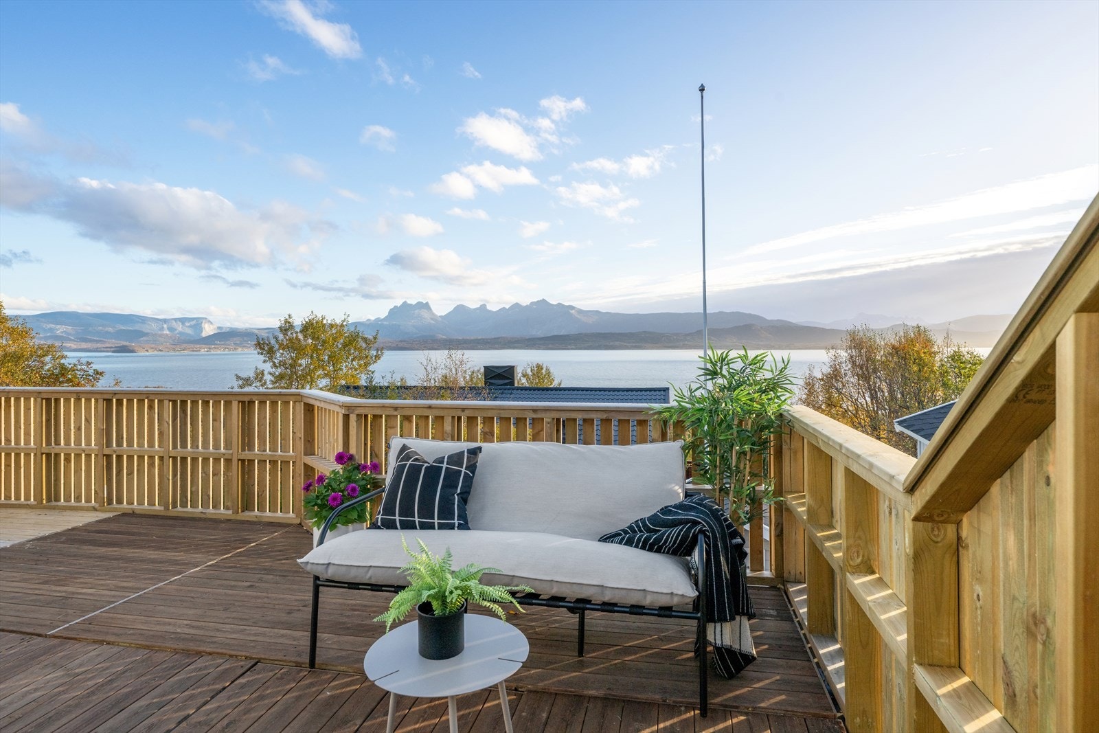 Terrassen har en imponerende utsikt mot sjøen og fjellene. Galleribilde