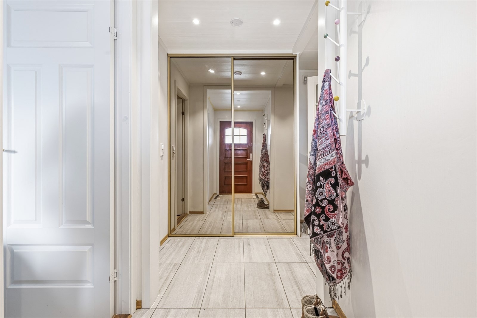 Lys og romslig entré med speil-/skyvedørsgarderobe med god plass til å henge fra seg yttertøy og sette fra seg sko. Galleribilde