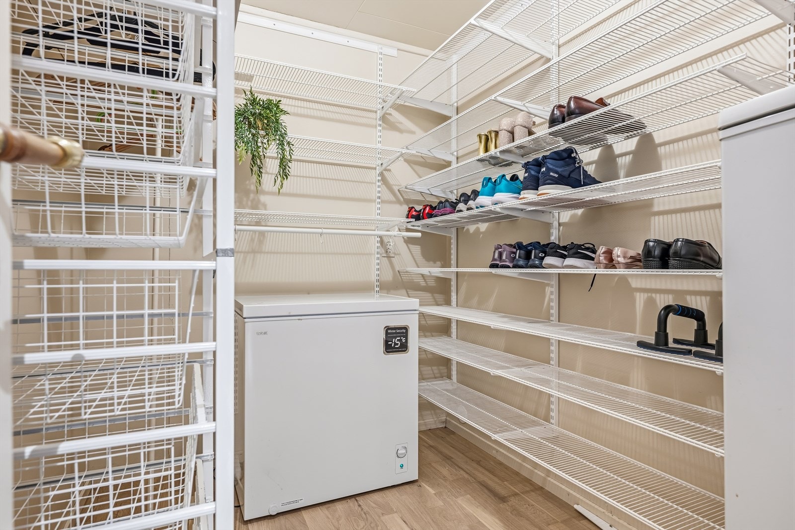 Lagringsbod som har rikelig med hyller for effektiv oppbevaring som gir praktisk lagringsplass. Galleribilde