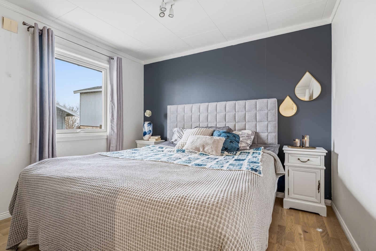 Boligen har totalt 4 soverom - Romslig soverom med god plass til dobbeltseng og nattbord. Galleribilde