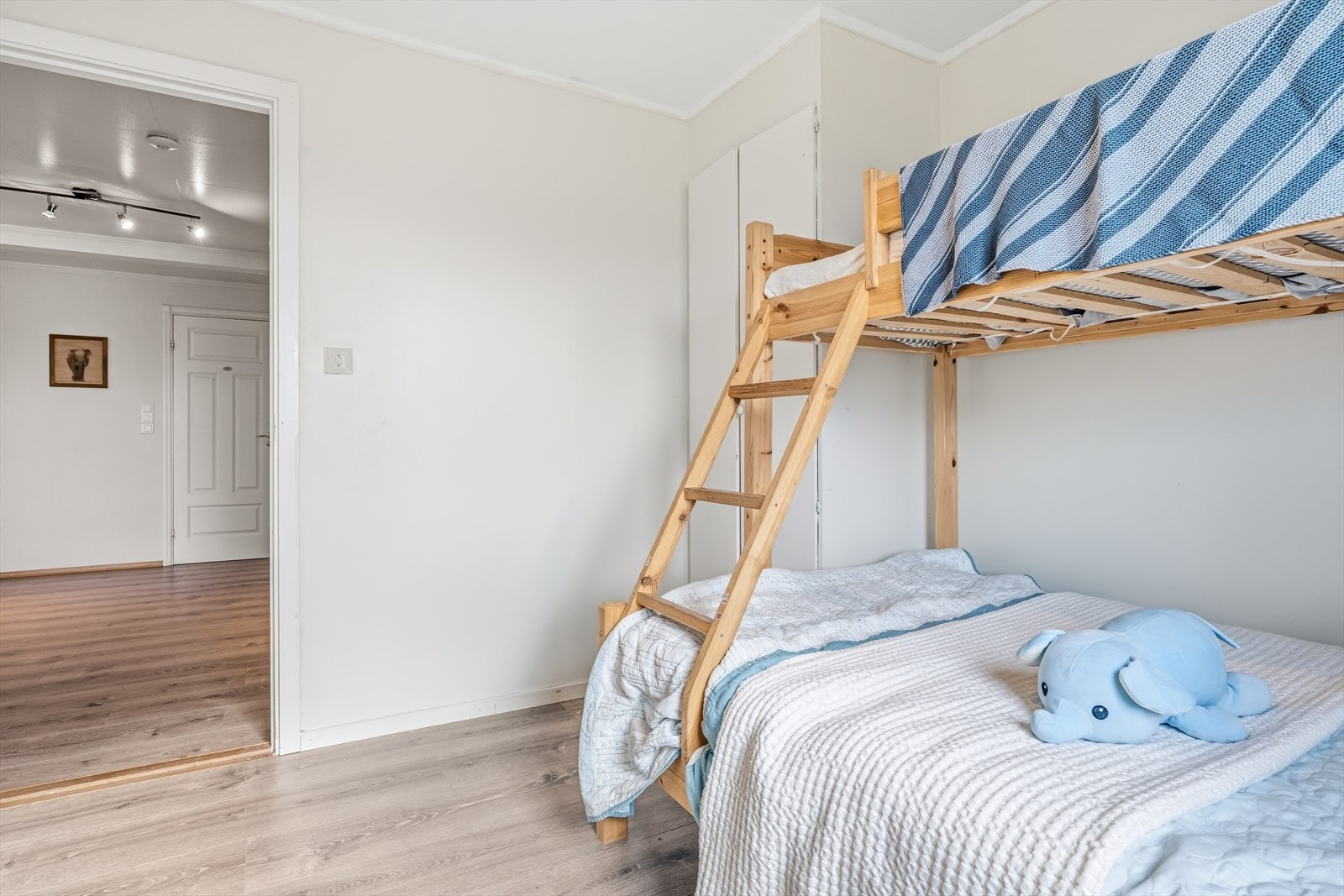 Direkte tilgang til felles oppholdsrom fra soverommet. Galleribilde