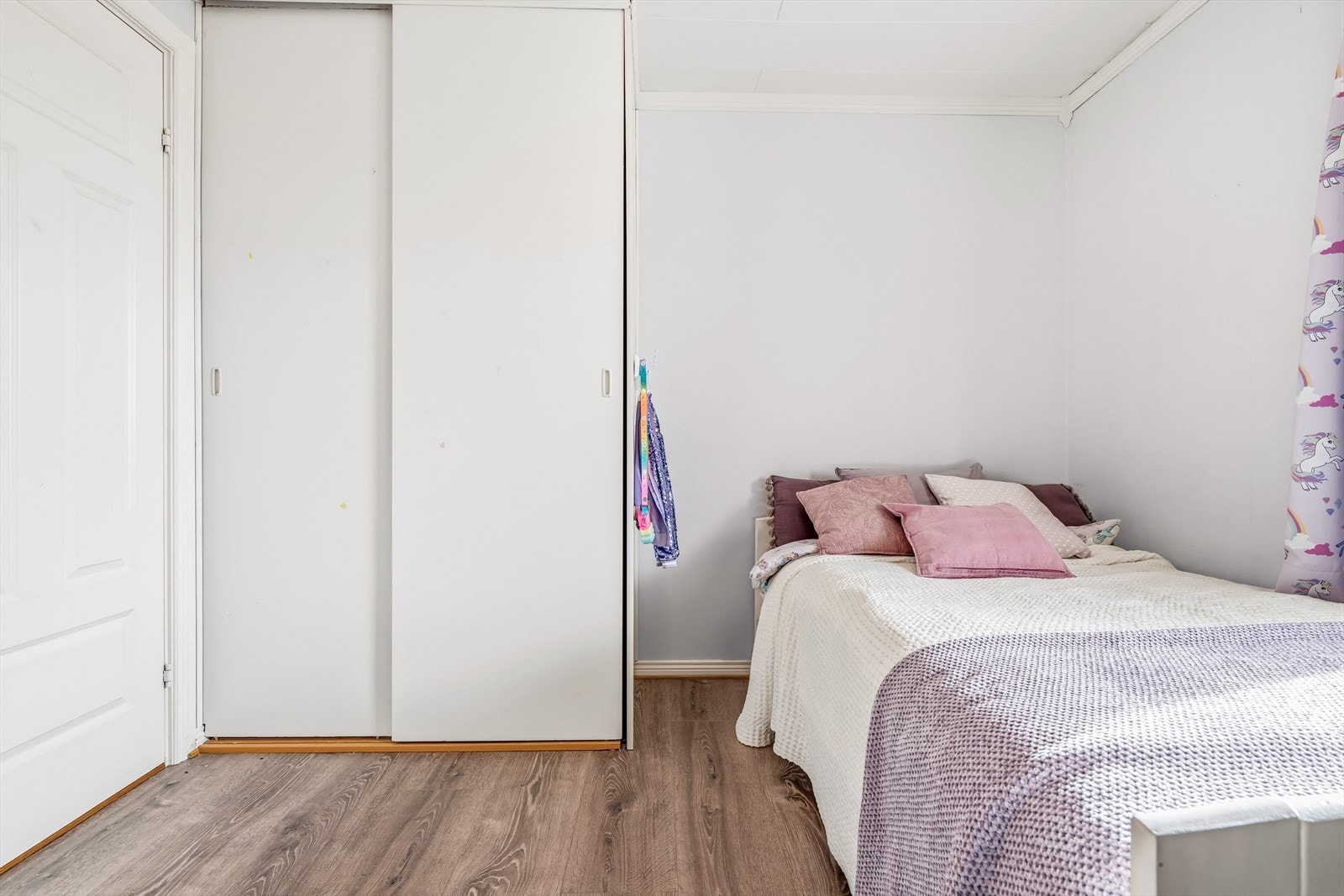 Skyvedørsgarderobe med god oppbevaringsplass i rommet. Galleribilde