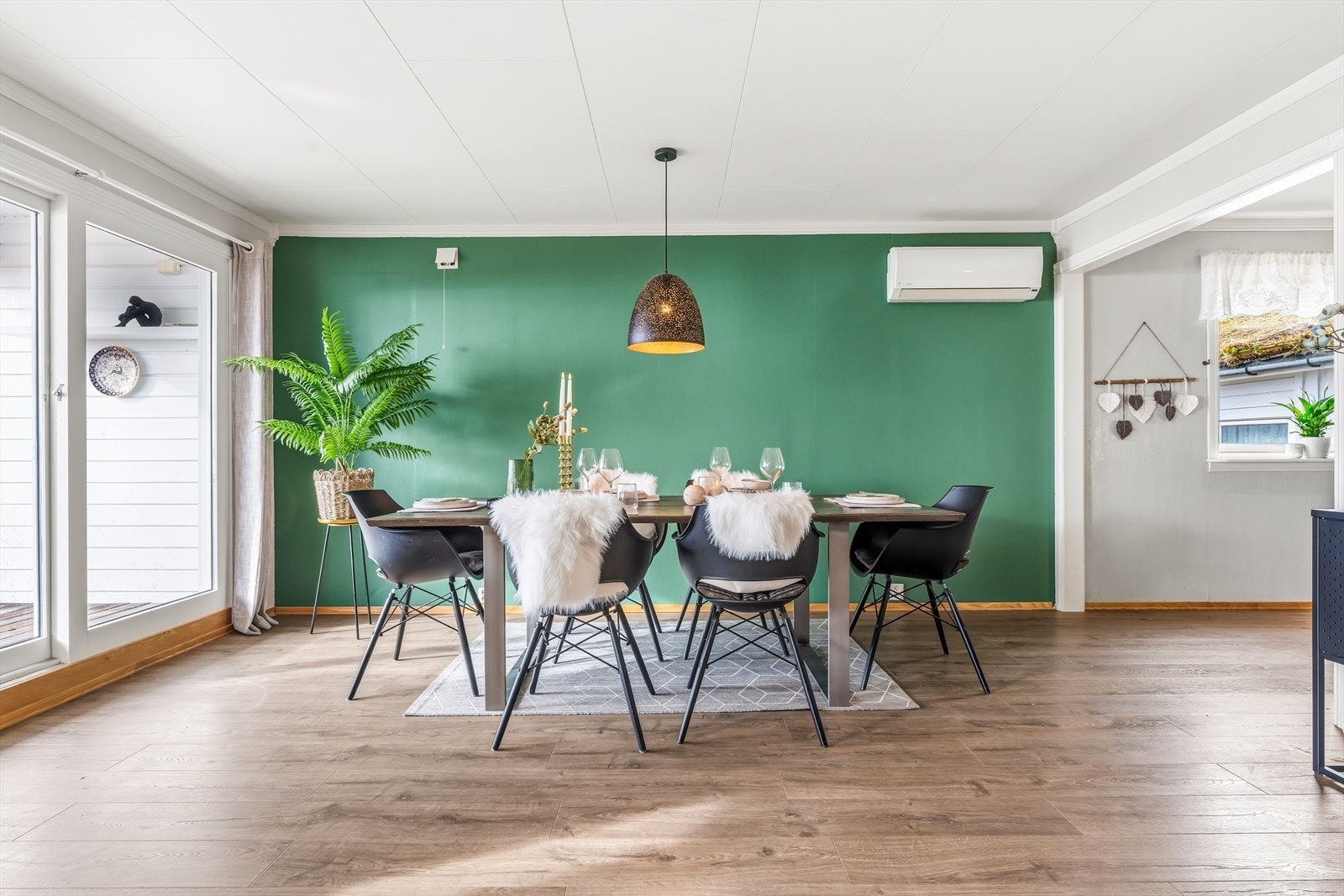 Spiseplassen har plass til et stort bord for sosiale sammenkomster. Galleribilde