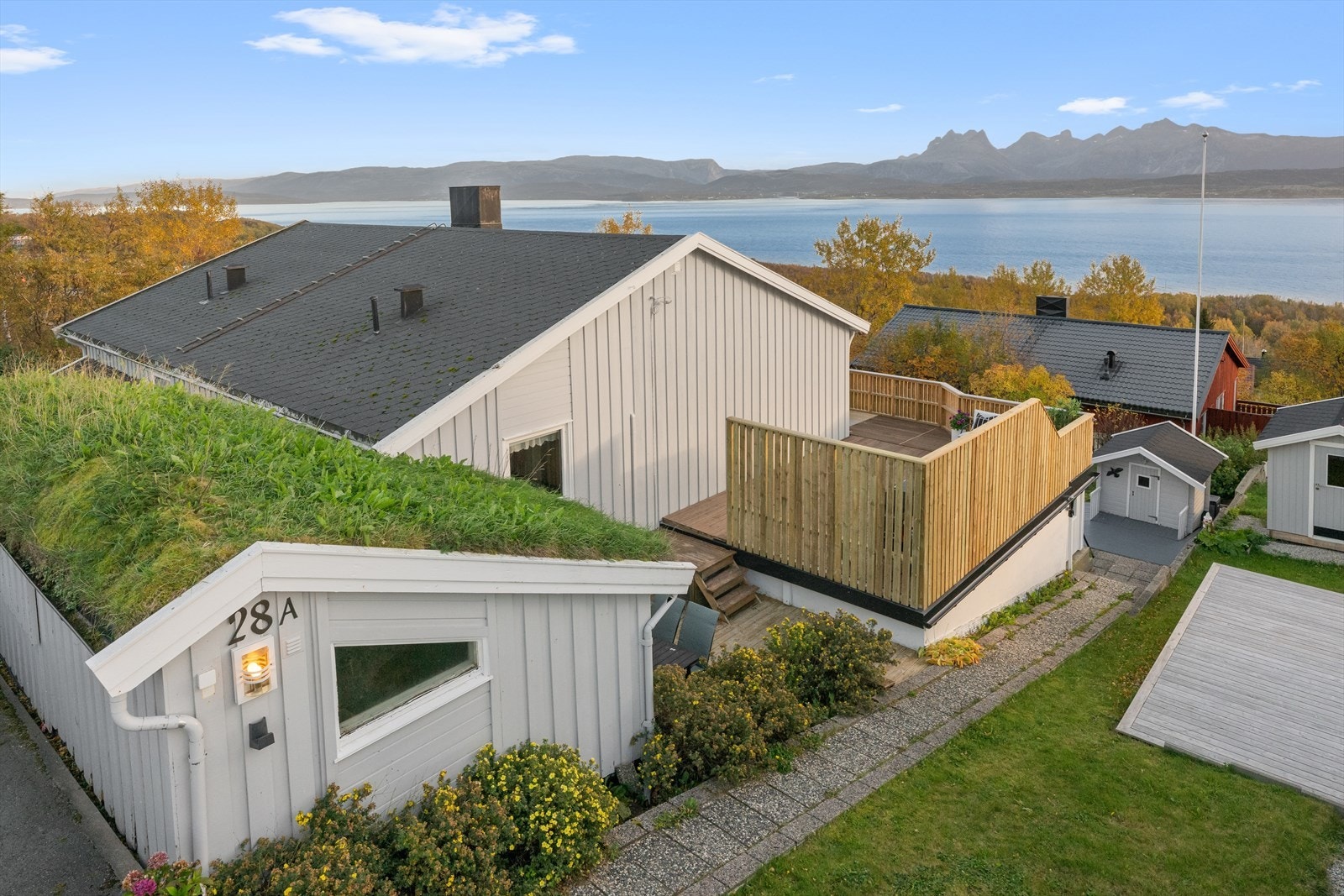 Eiendom i et veletablert og attraktivt område på Øvre Hunstad med kort avstand til flere fasiliteter og servicetilbud. Nydelig utsikt over fjord og fjell! Galleribilde