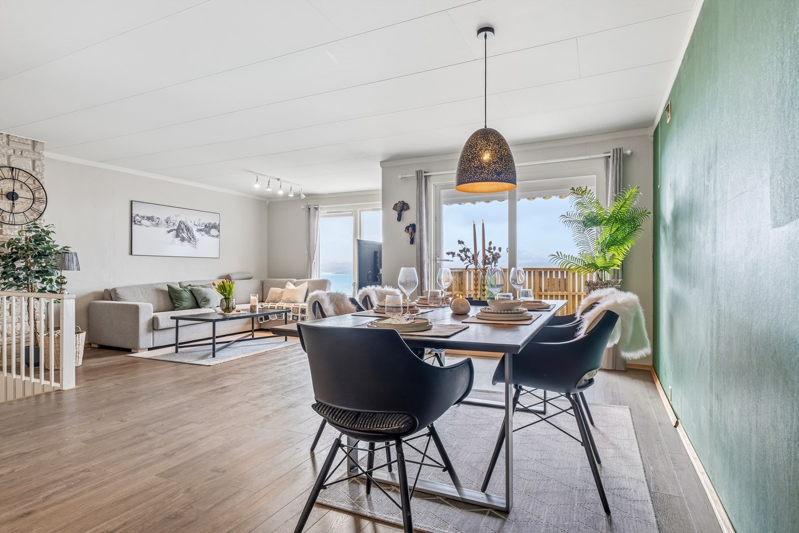 Direkte forbindelse til kjøkkenet gir en naturlig spiseplass. Galleribilde