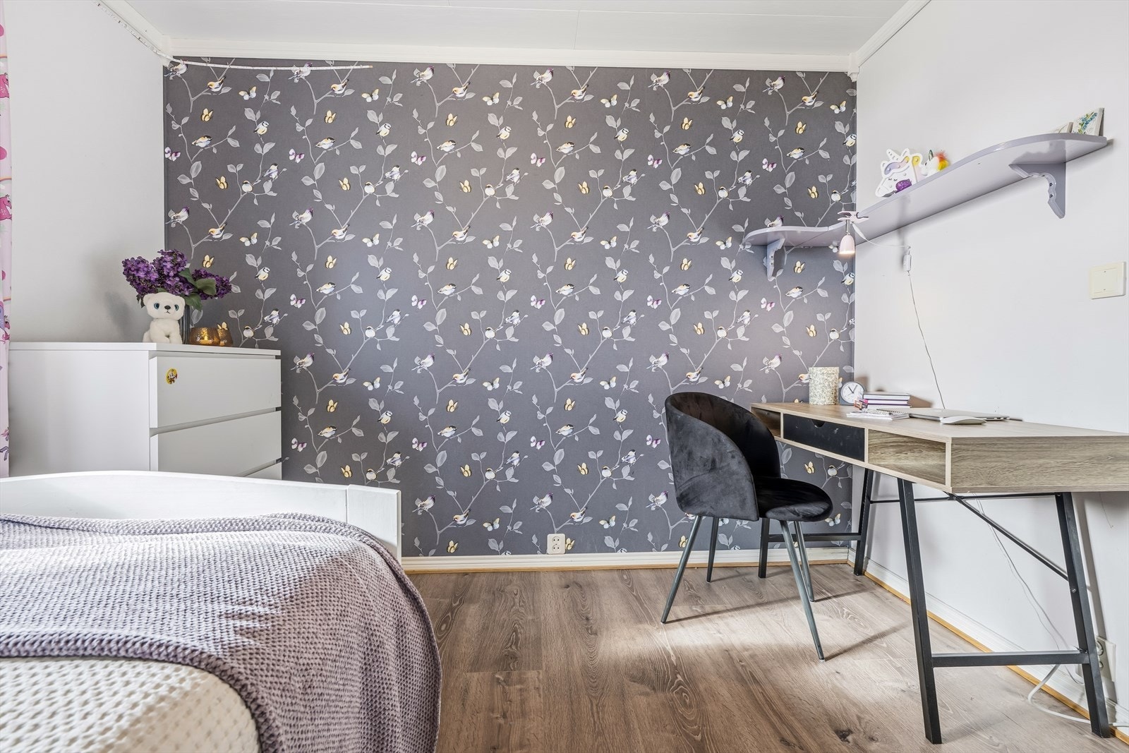 Plass til skrivebord gir en praktisk arbeidsplass i rommet. Galleribilde