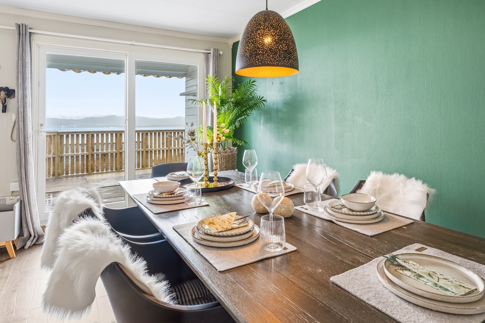 Spiseplassen har utgang til en romslig terrasse med flott utsikt. Galleribilde