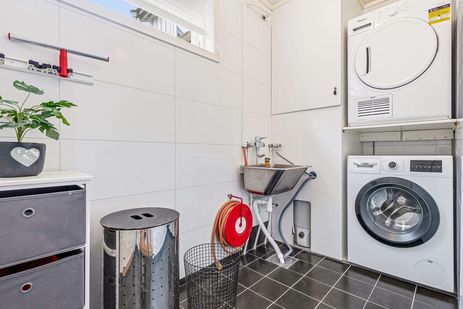 Vaskerom med flislagt gulv med elektriske varmekabler. Skyllekum og opplegg for vaskemaskin og tørketrommel. Galleribilde