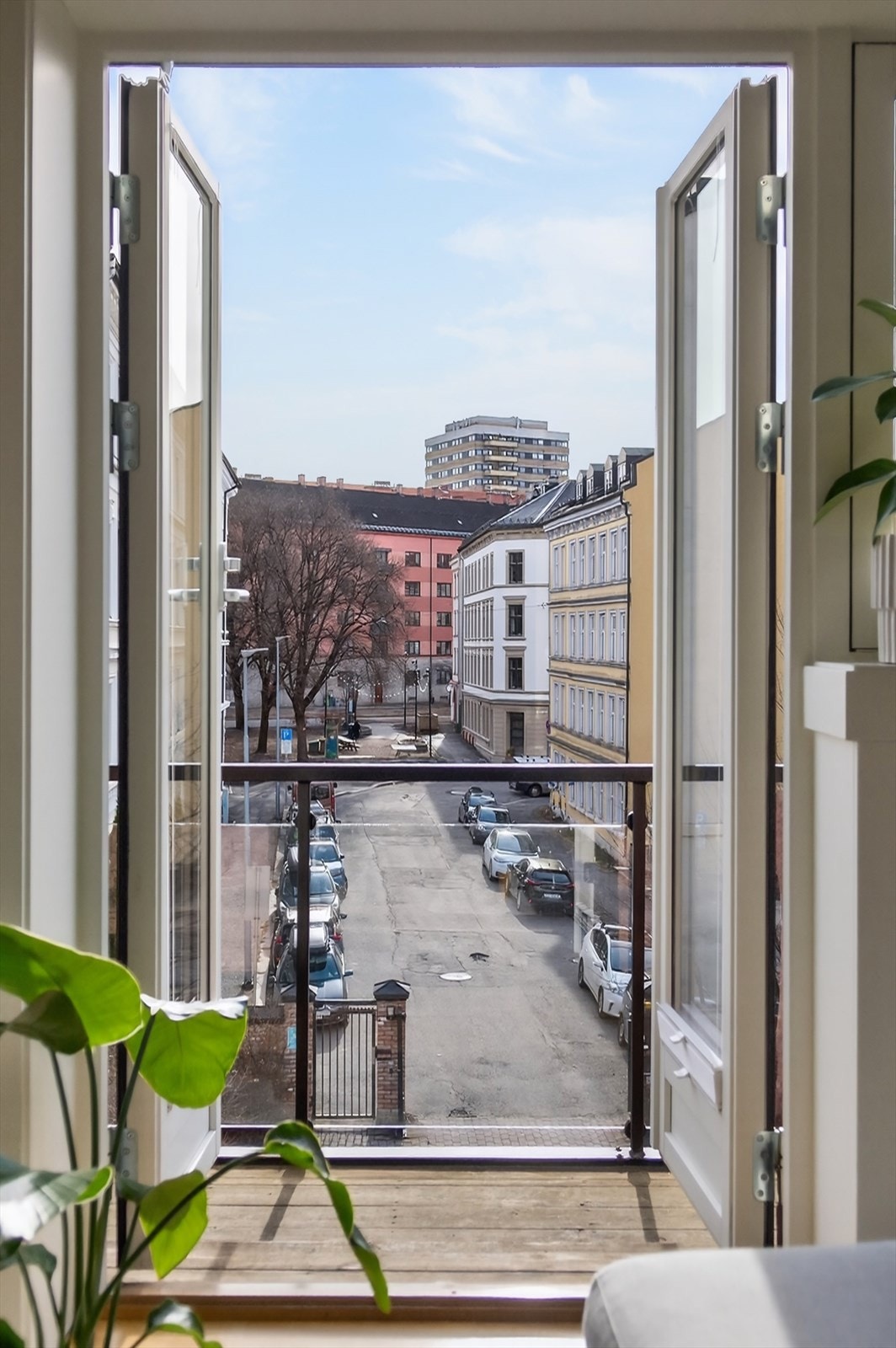 Fra stuen er det utgang til en koselig balkong på ca. 7 kvm som vender mot sørøst. Galleribilde