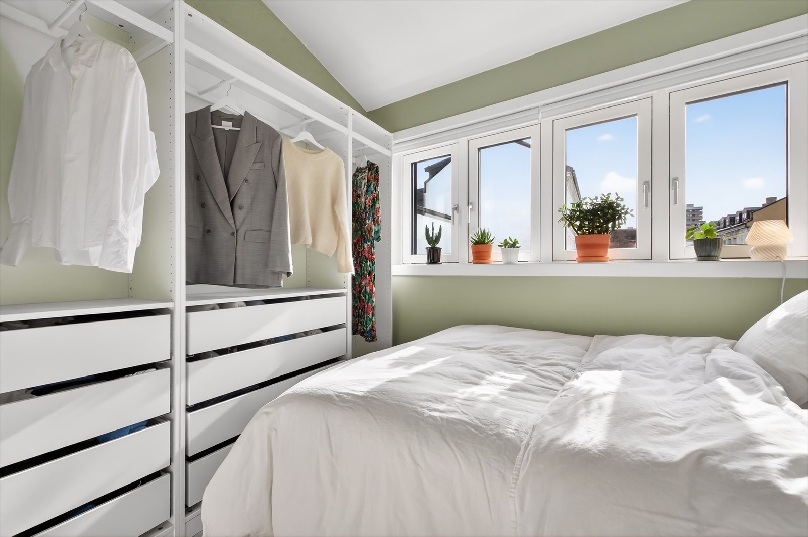 Det er rikelig med oppbevaringsplass i stor PAX garderobe. Galleribilde