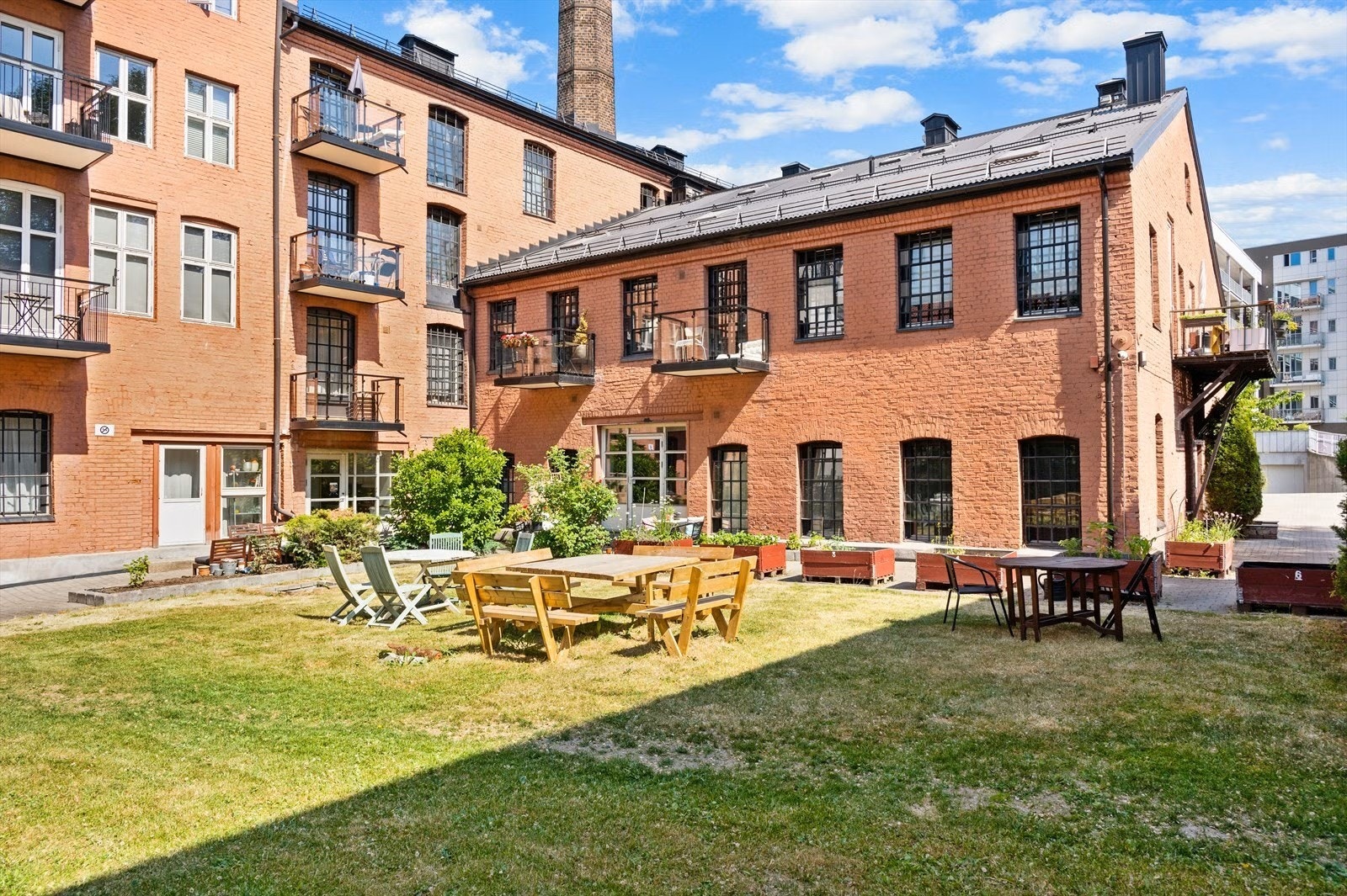 Borettslaget har en flott og frodig bakgård. Galleribilde