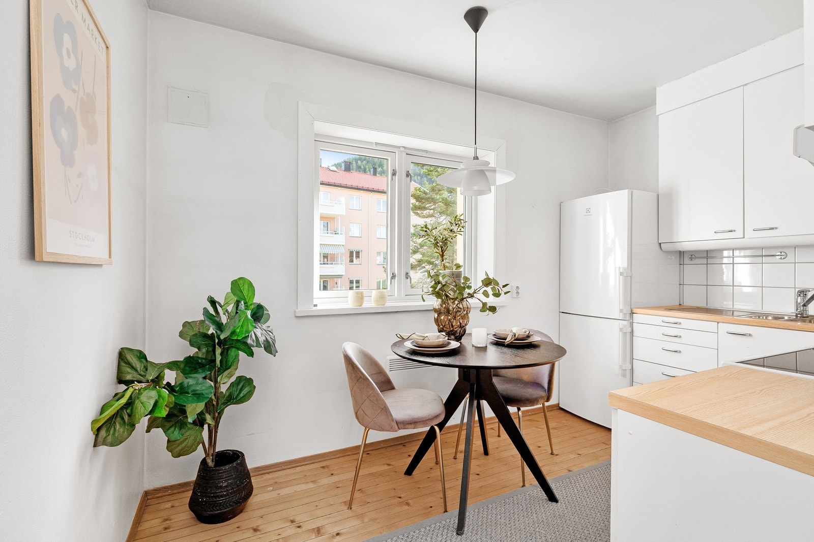 Det er plass til et frokostbord foran vinduet på kjøkkenet Galleribilde