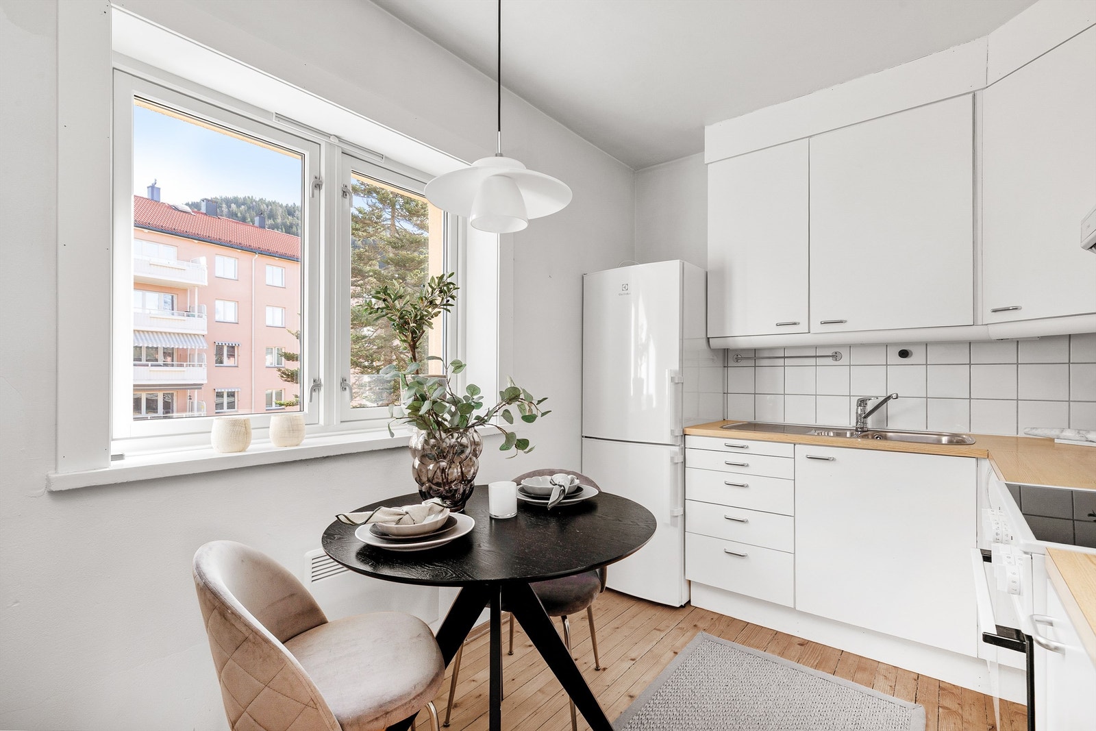 Separat kjøkken med lys innredning og benkeplate i laminat Galleribilde