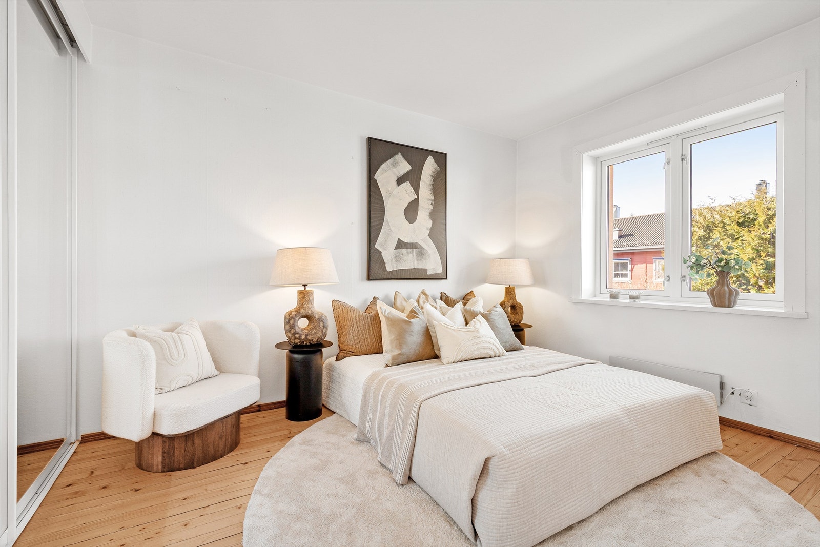 Soverommet ved stuen er av god størrelse, med plass til dobbeltseng med nattbord på hver side, og f.eks. en kommode Galleribilde