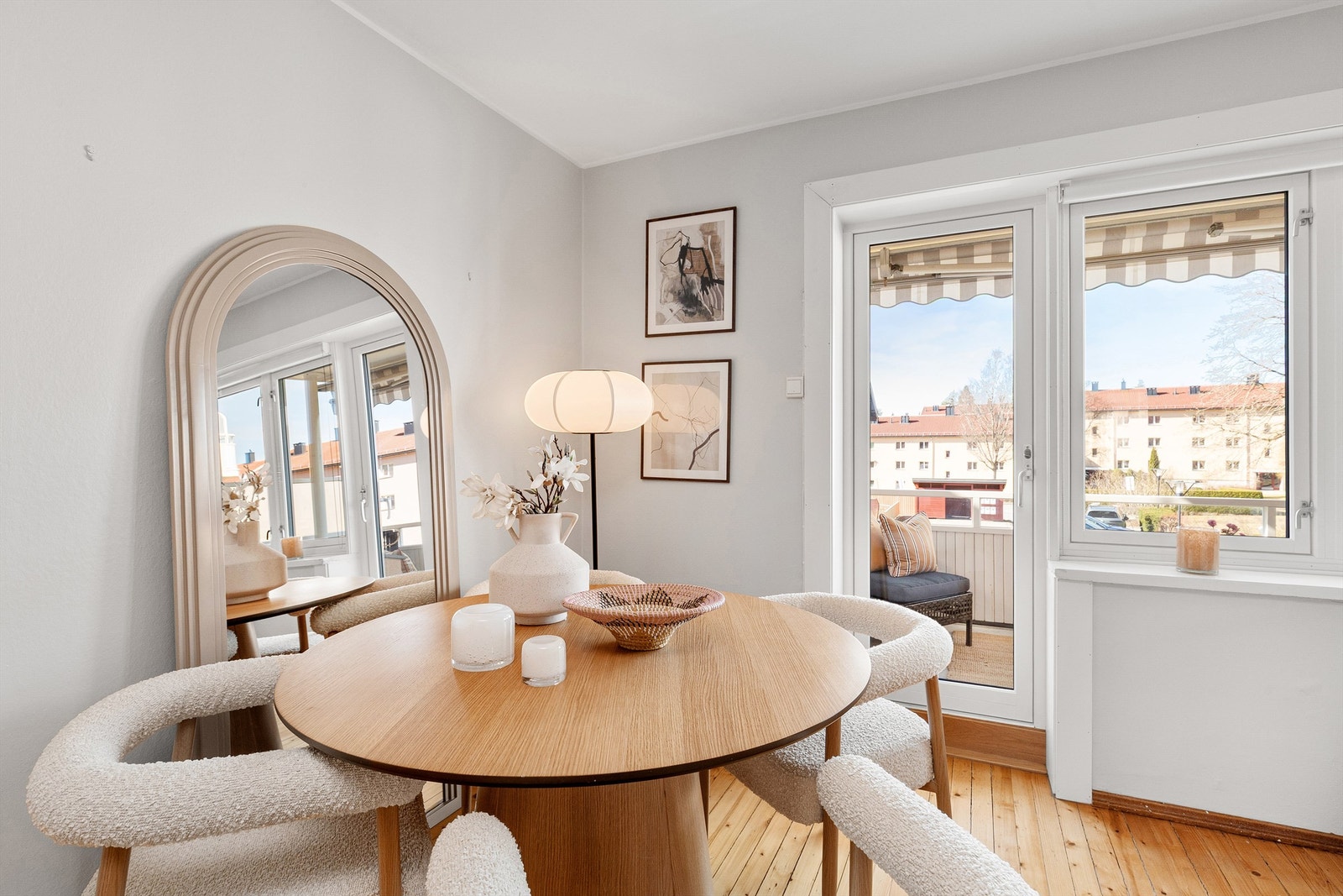 Koselig plass til et spisebord ved utgangen til balkongen Galleribilde