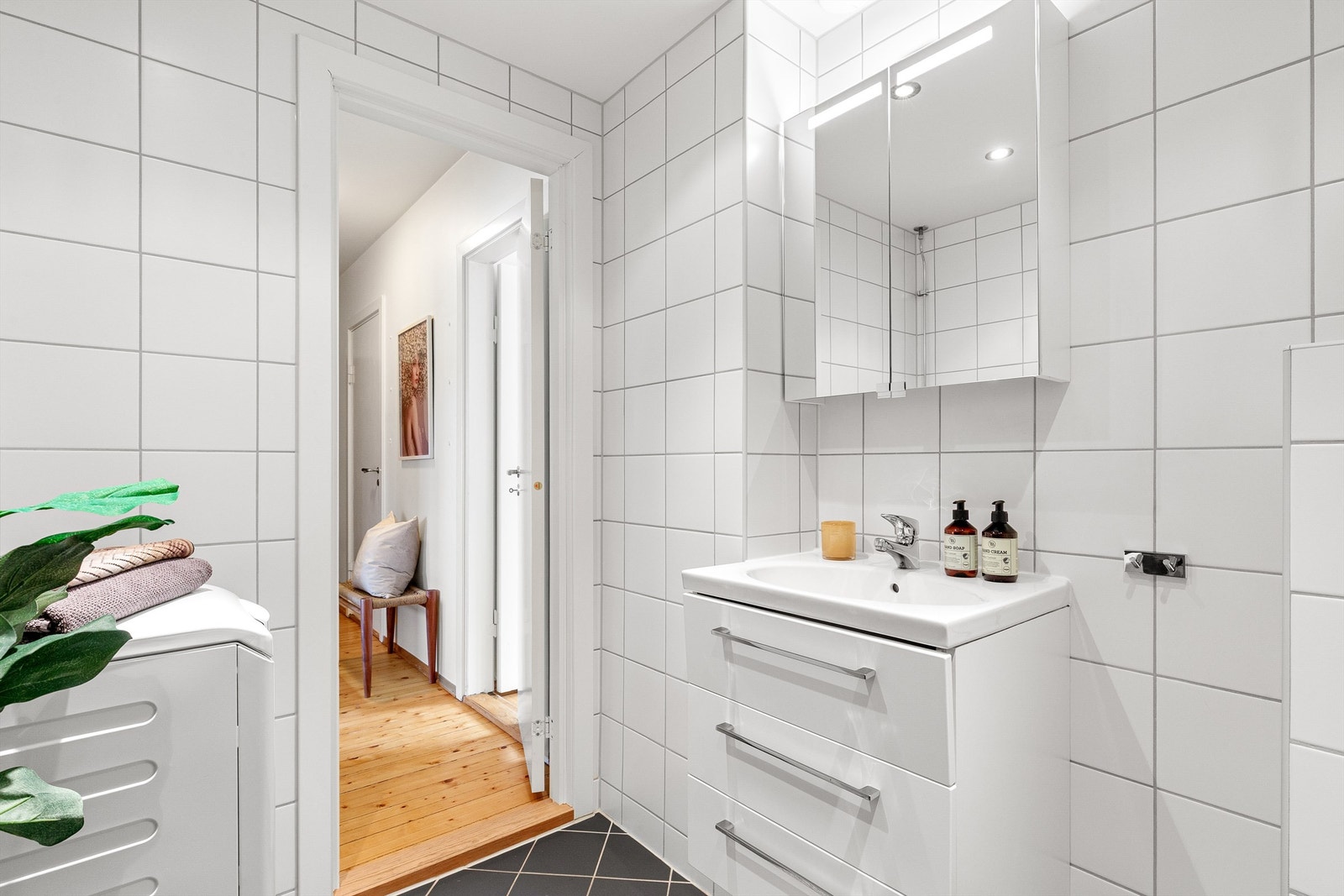 Det er opplegg til vaskemaskin på badet Galleribilde