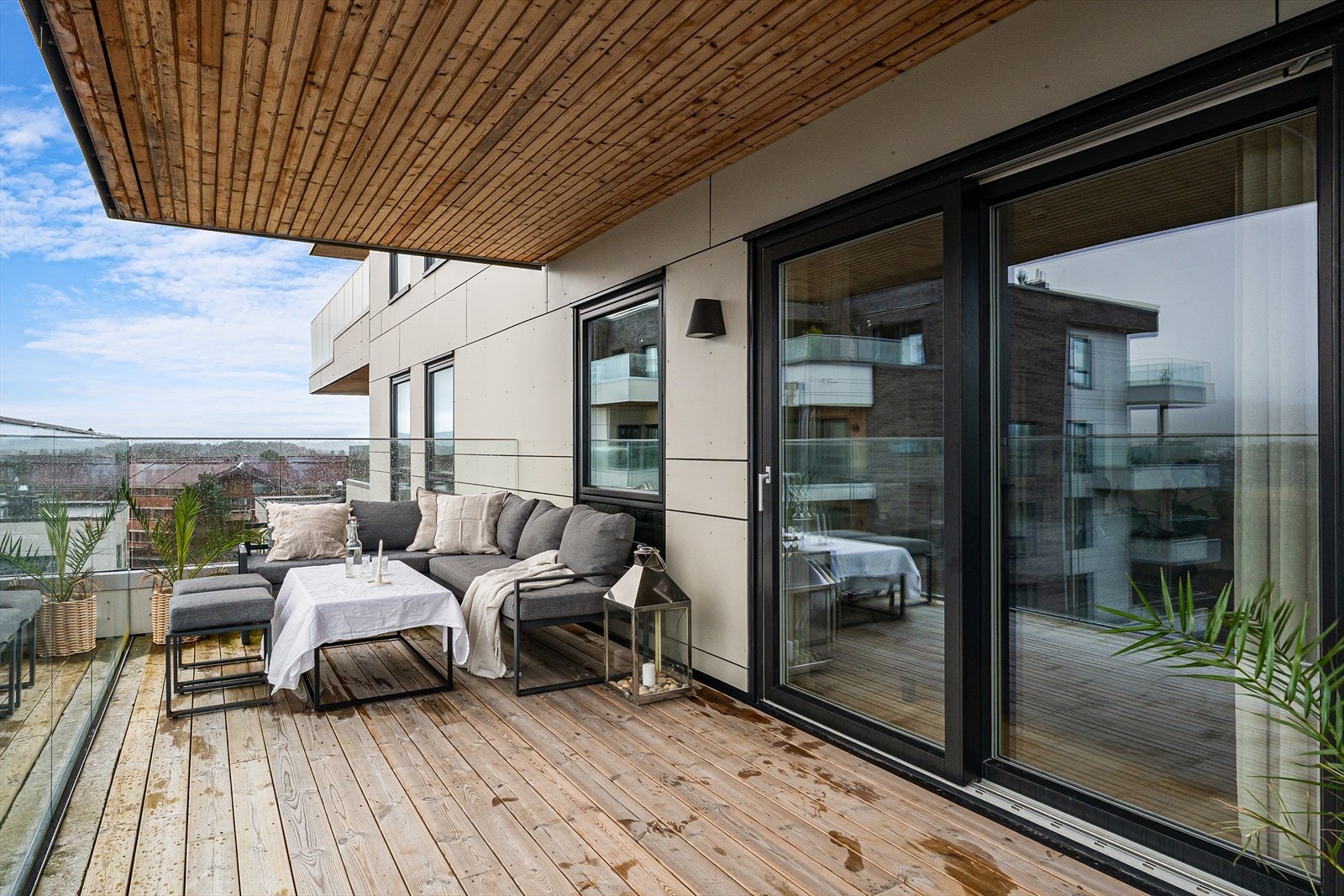 Stor skyvedør som åpner opp mellom stue og balkong. Praktisk på varme sommersdager! Galleribilde