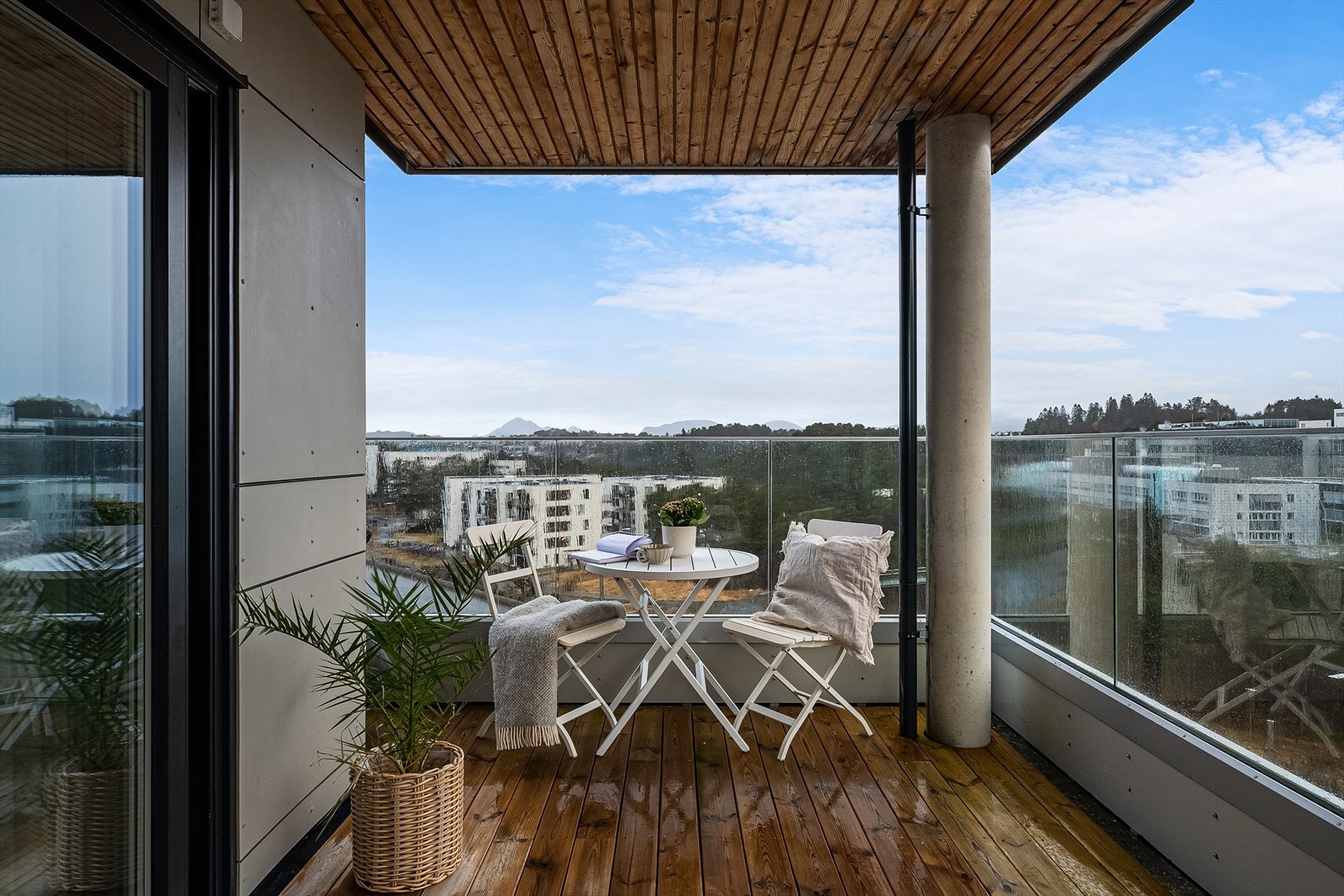 Fra stuen kommer du ut til en stor altan på 20 m² med panoramautsikt over Sandsli. Galleribilde