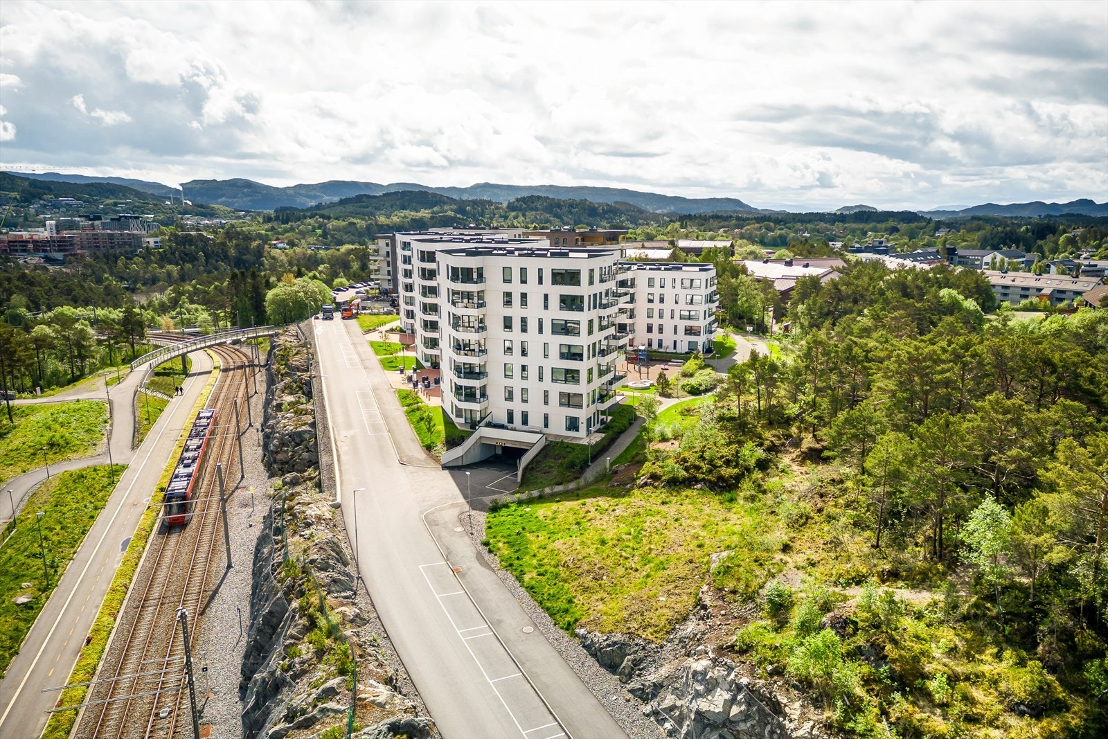 Eiendommen har en kort vei til både bybanestopp og dagligvarehandel Galleribilde