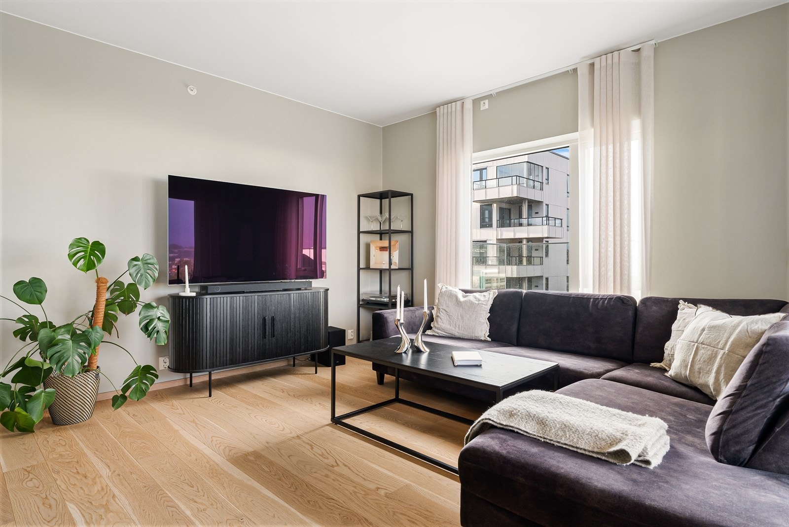 Det er god plass til sofa og tv-møblement. Galleribilde