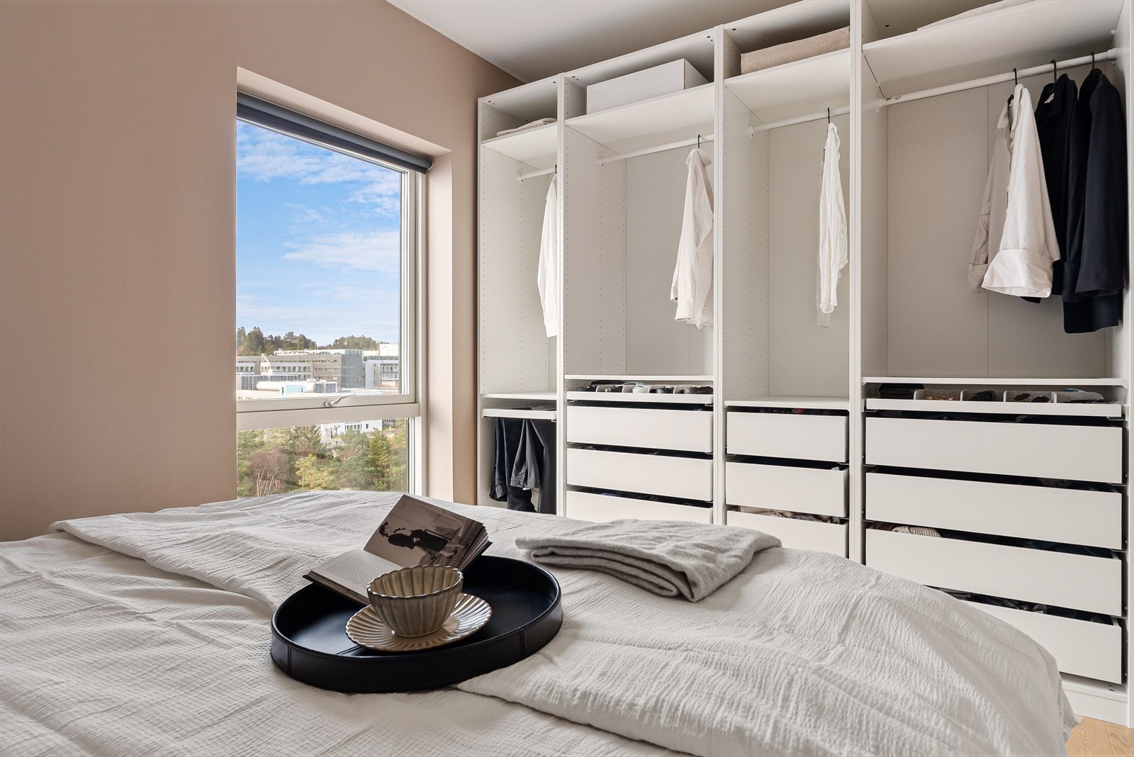 Her er det satt opp rikelig med garderobeskap fra ikea - som kan tilpasses etter eget ønske! Galleribilde