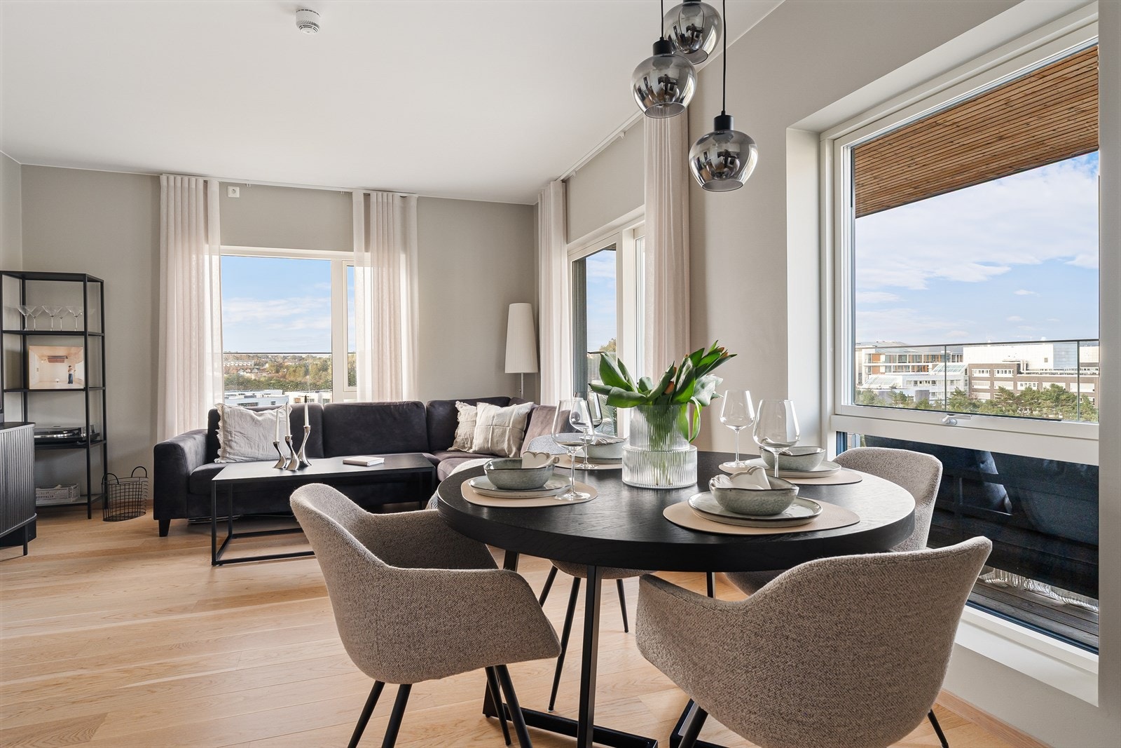 Stilren og moderne 2-roms beliggende høyt og fritt i byggets 5. etasje, med attraktiv plassering på Sandsli. Herfra er det kort vei til bybanestopp, butikker og treningssenter. Galleribilde