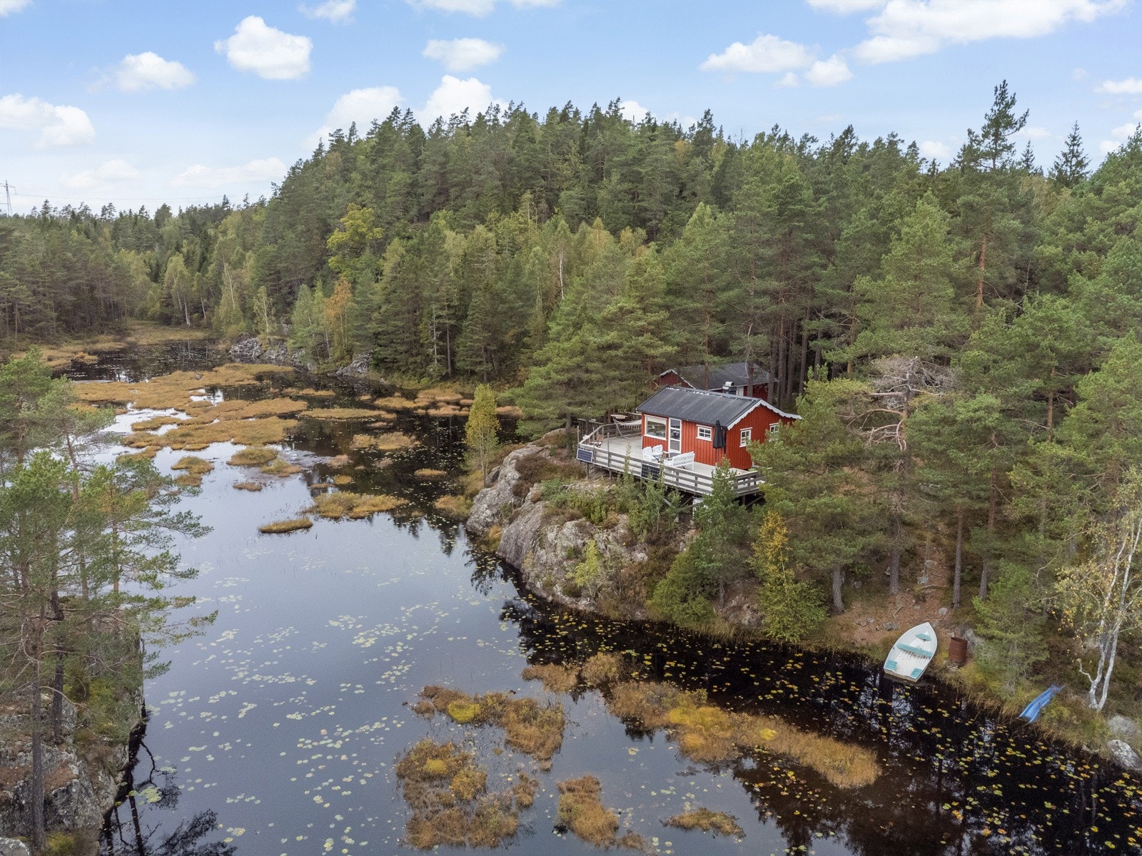 En idyllisk fritidseiendom med meget usjenert beliggenhet rett ved vannkanten Galleribilde