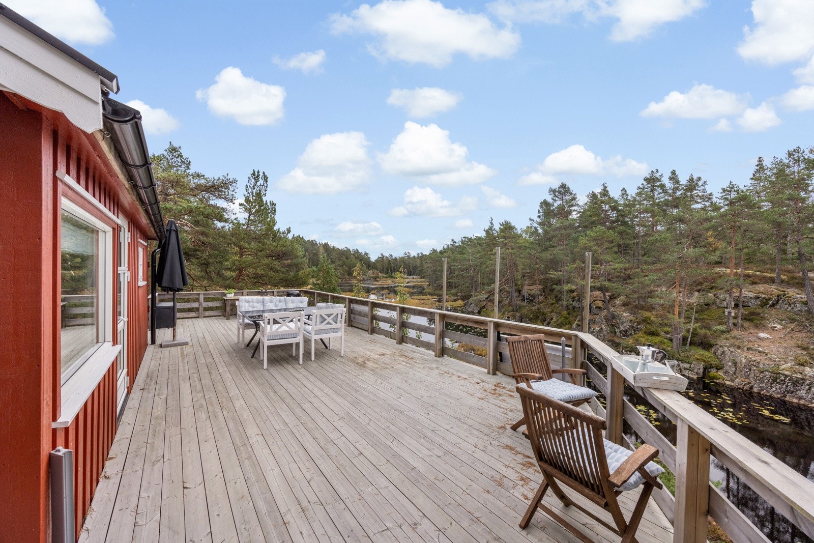 Terrasse utstyrt med solcellepaneler. Det gjøres oppmerksom på at terrasse er oppført uten søknad og godkjenning hos kommunen, og ligger i LNFR-område, hvilket innebærer at tiltaket krever dispensasjon Galleribilde