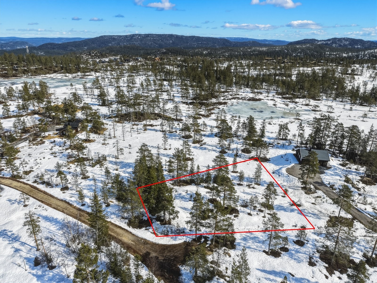 Landskapet gir en følelse av ro og tilbaketrukkethet. Galleribilde