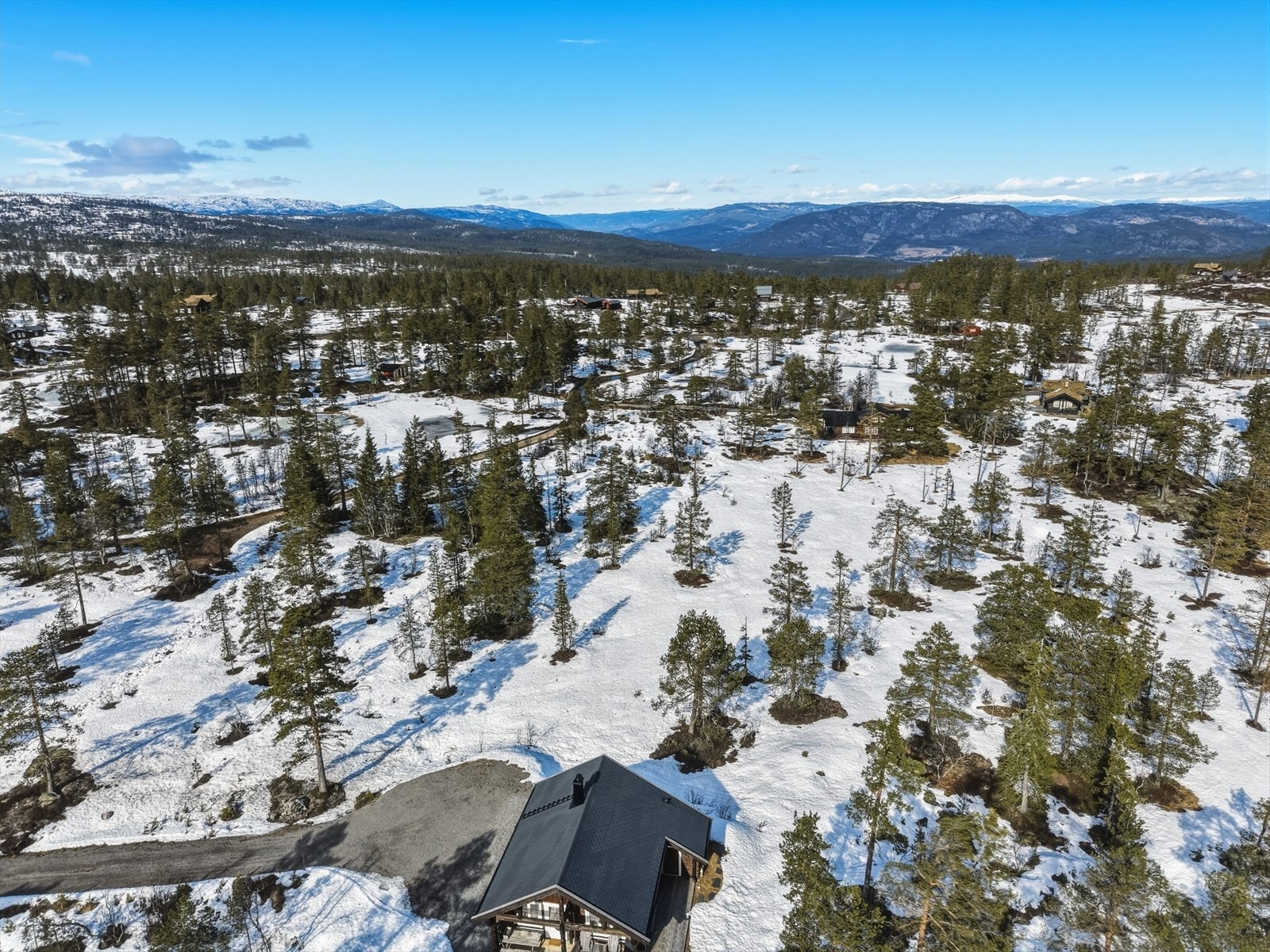 Oversiktsbilde viser tomtens plassering blant naturskjønne omgivelser. Galleribilde