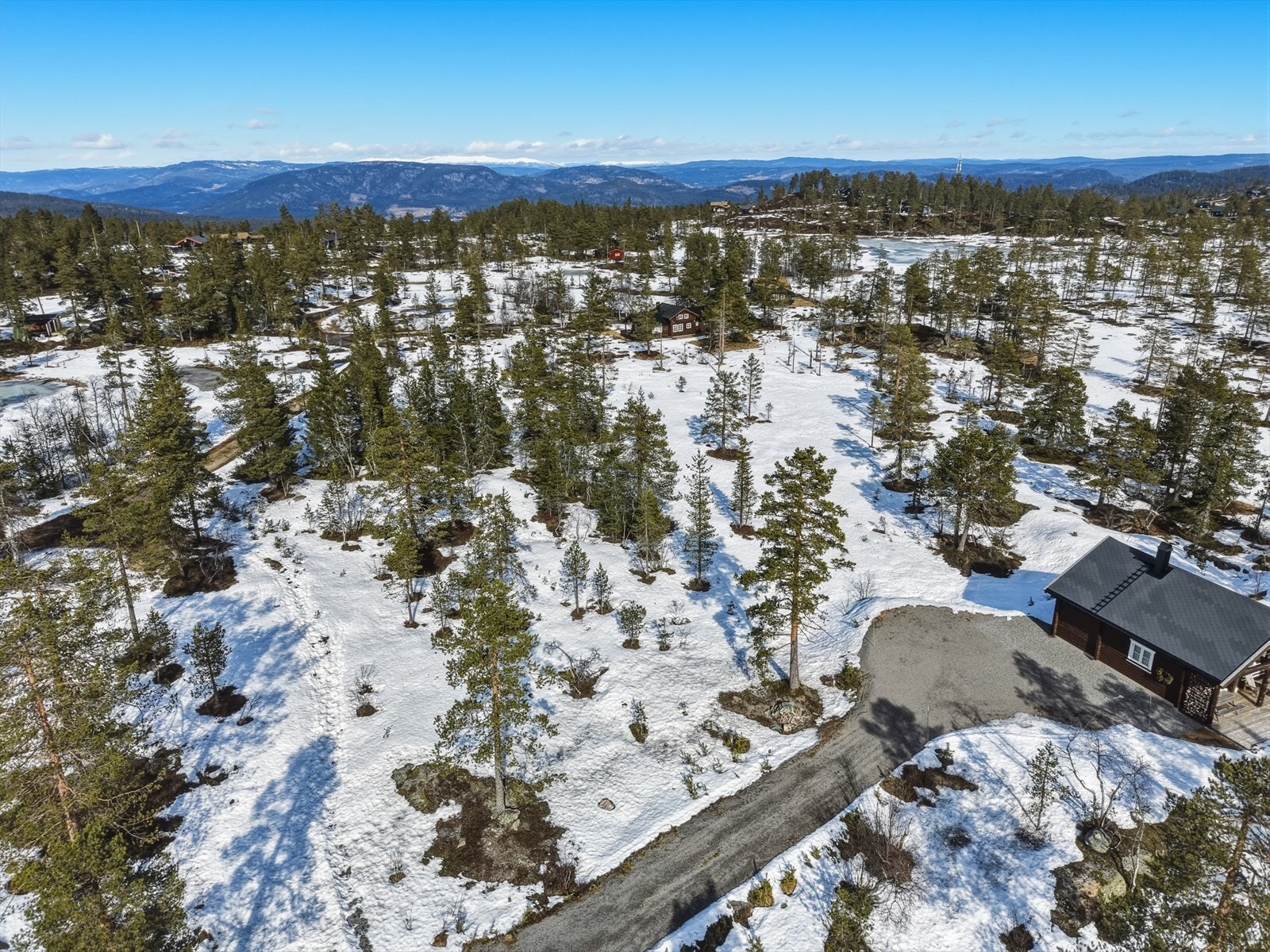 Preparerte skiløyper ligger i nærheten, ideelt for vinteraktiviteter. Galleribilde