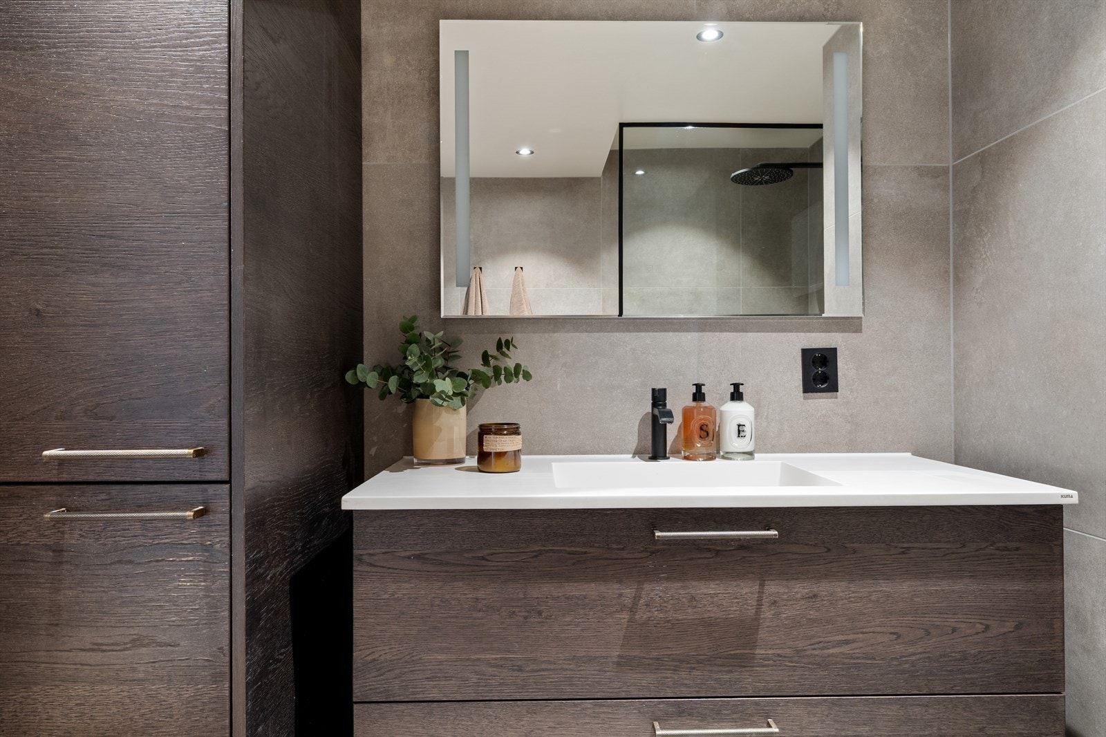 Stor og flott baderomsinnredning fra Kvik. I skapet skjuler det seg en meget praktisk kombimaskin (vask/tørk) som medfølger handelen. Galleribilde