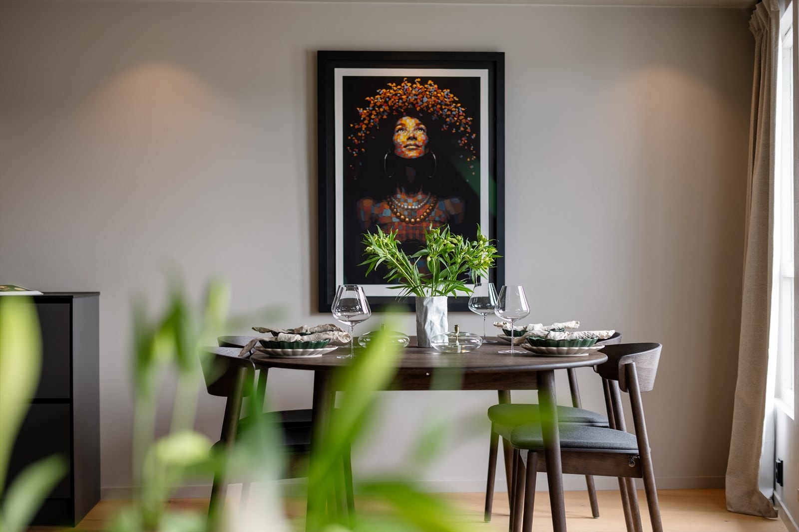 Leiligheten er strøken og bærer preg av lite bruksslitasje. Galleribilde