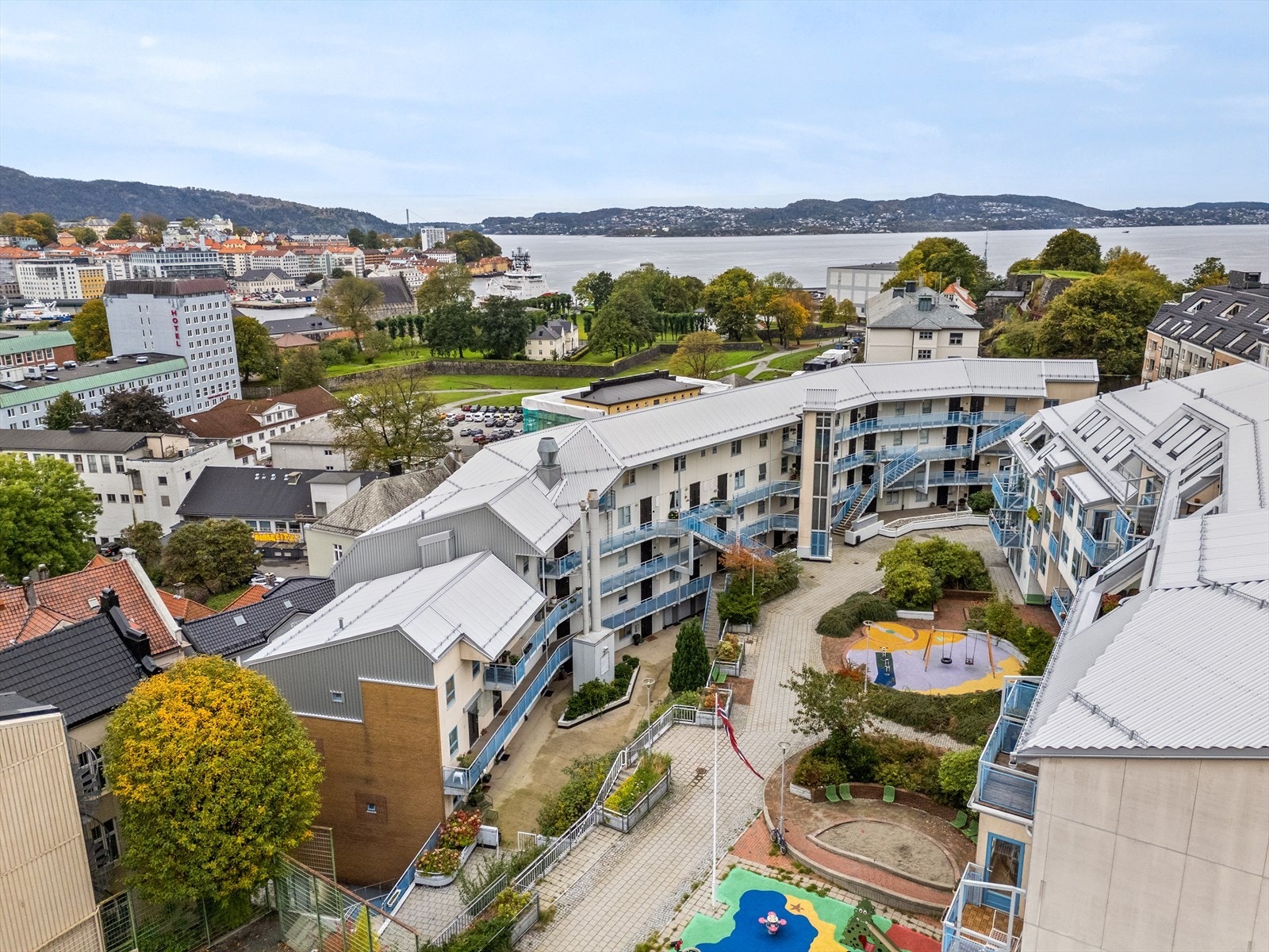 Felles uteområde som ligger usjenert til mellom byggene. Fin grønn lunge med leke- og benkeplasser. Galleribilde