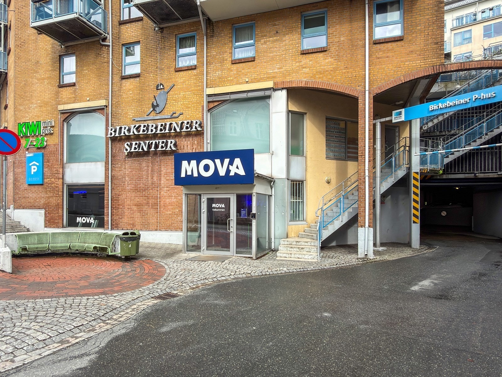 Nåværende eier leier to parkeringsplasser fra Bergen kommune i Birkebeiner beboeranlegg. Disse medfølger ikke leiligheten. Galleribilde