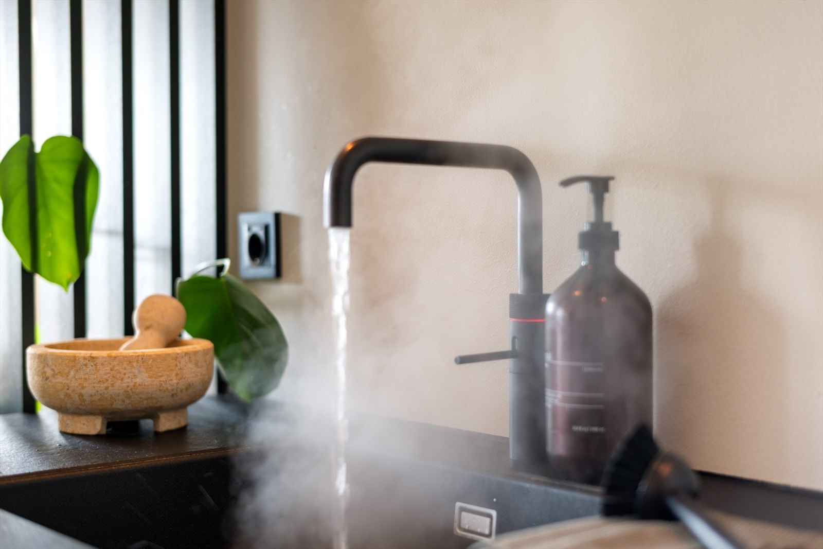 Bl.a. Quooker, Siemens oppvaskmaskin og kjøleskap (helt kjøleskap). Galleribilde