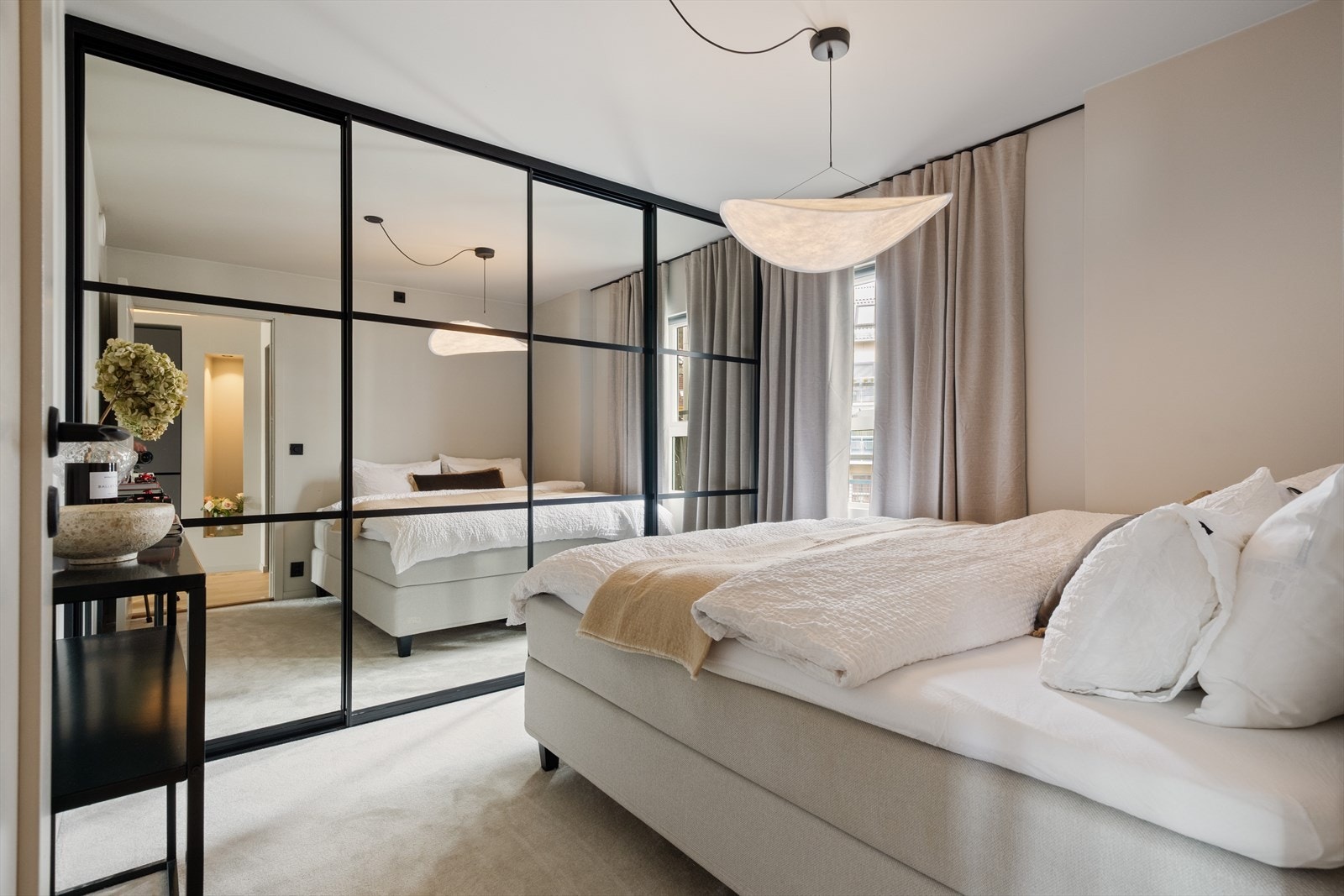 Soverommet måler 10,2 m² og har stor skyvedørsgarderobe. Galleribilde