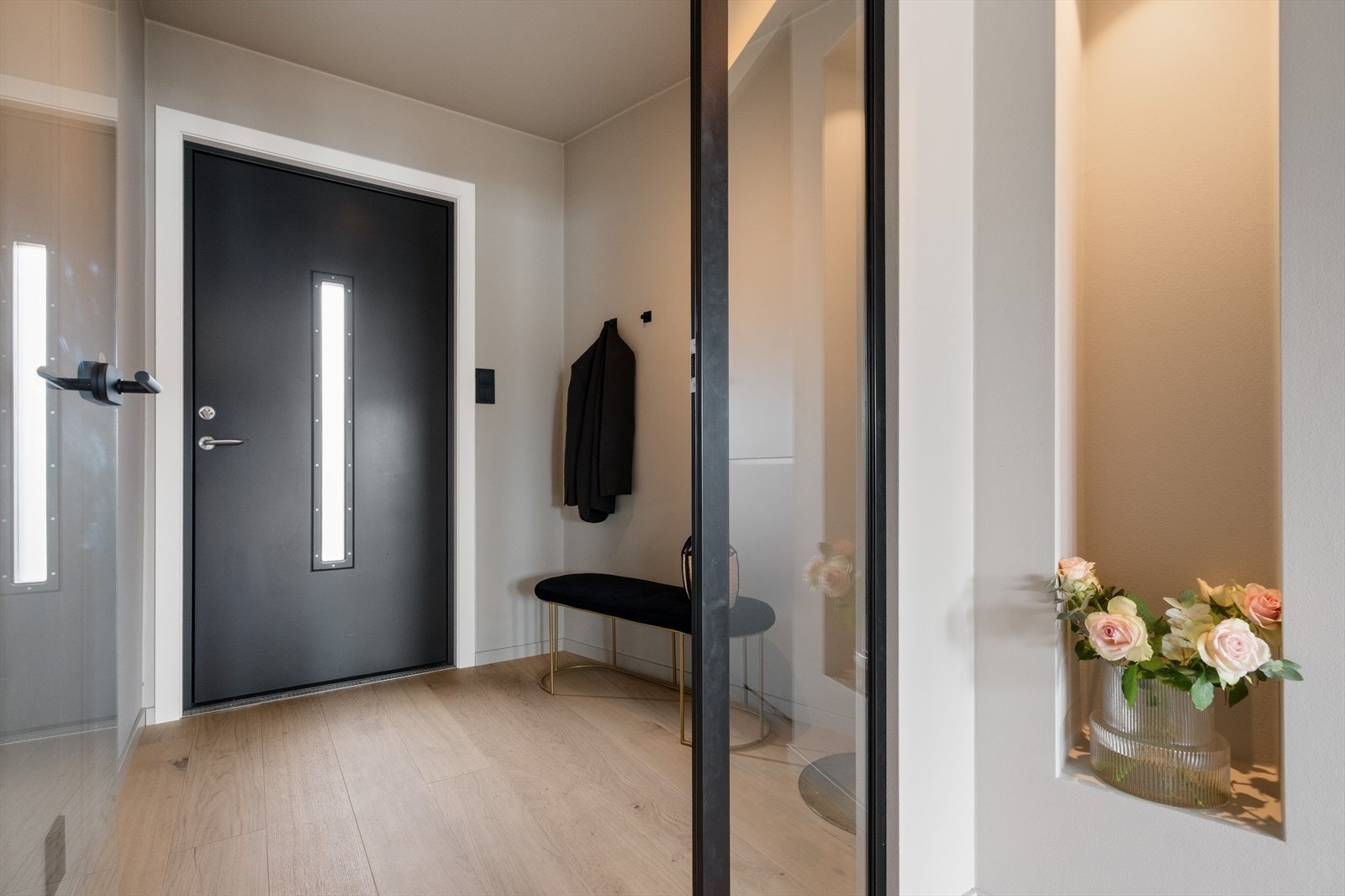 Entré/vindfang - her er nylig montert en stilig glassvegg/dør mellom entré og kjøkken. Galleribilde