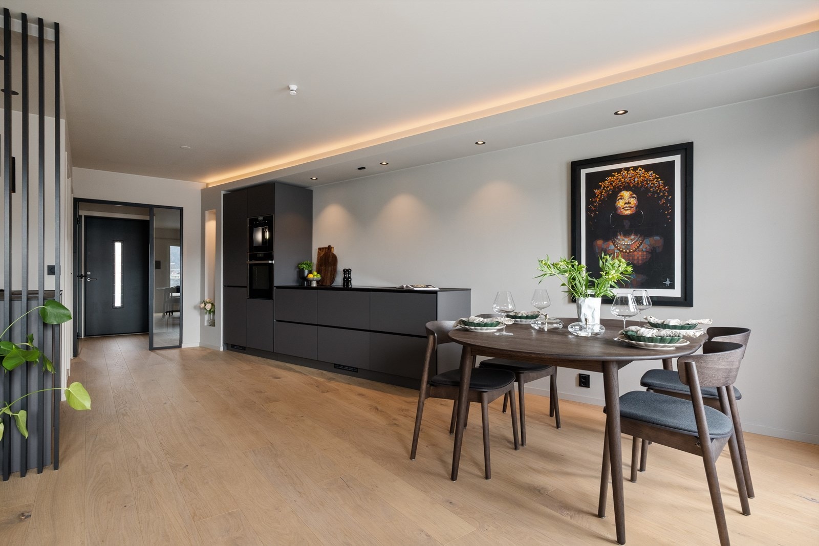 Legg merke til den flotte 1-stavs eikeparketten på gulv. Galleribilde