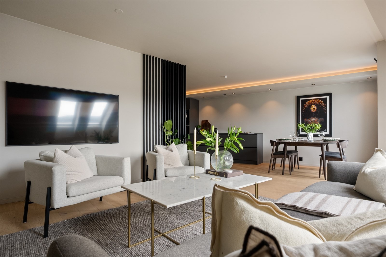 Stor og åpen stue-/kjøkkenløsning med flere soner. Galleribilde