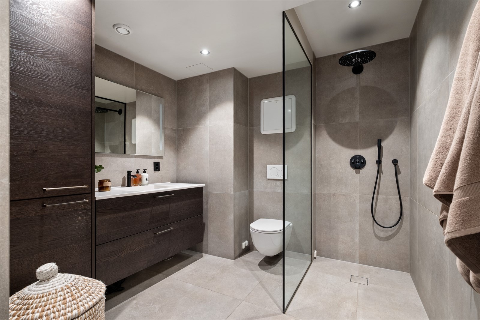 Nydelig, helfliset baderom som også ble oppusset i 2022. Bl.a. innebygget dusj, vegghengt toalett og rør-i-rør-system. Galleribilde