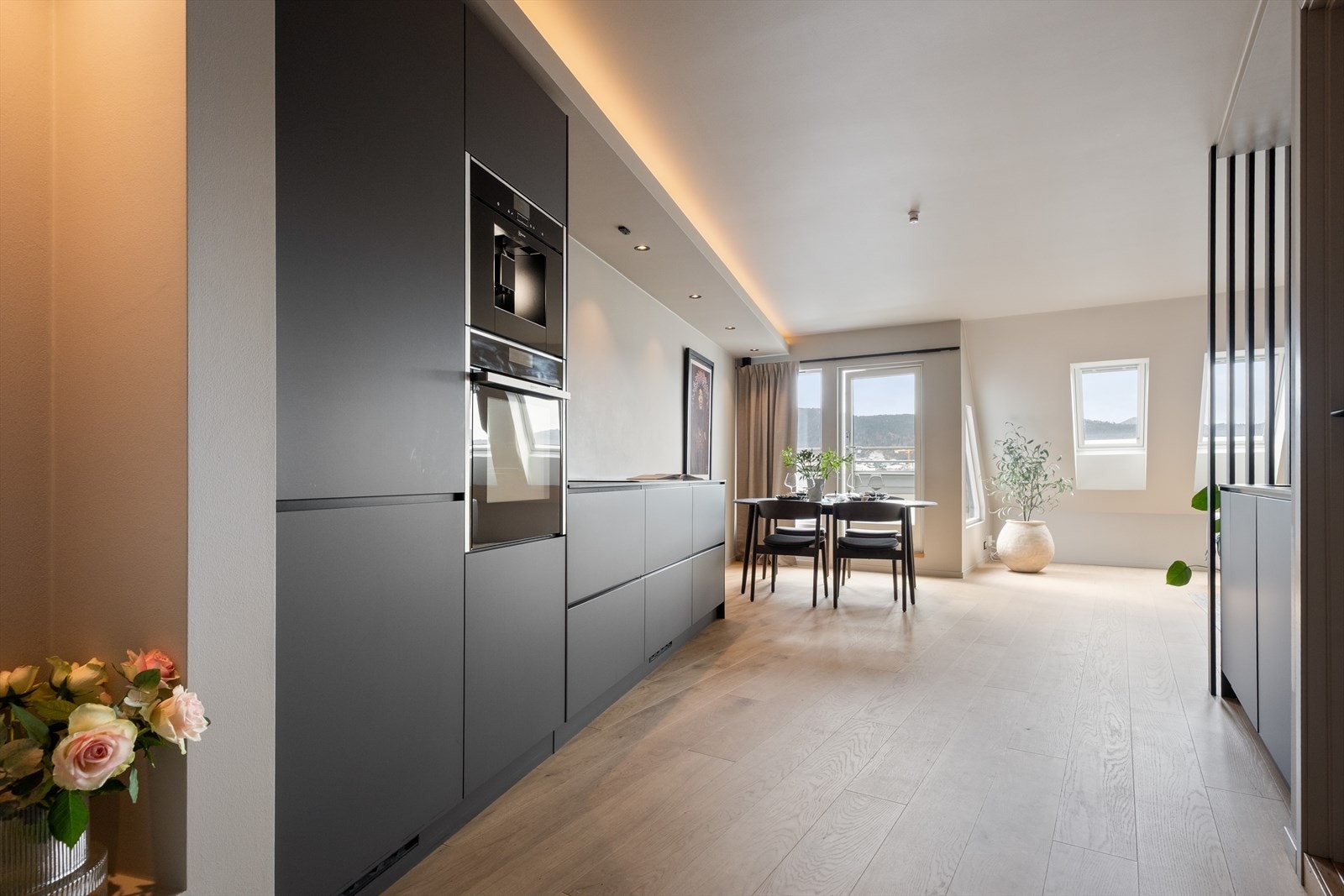 Tidløse matte fronter og benkeplate av kompaktlaminat. Galleribilde